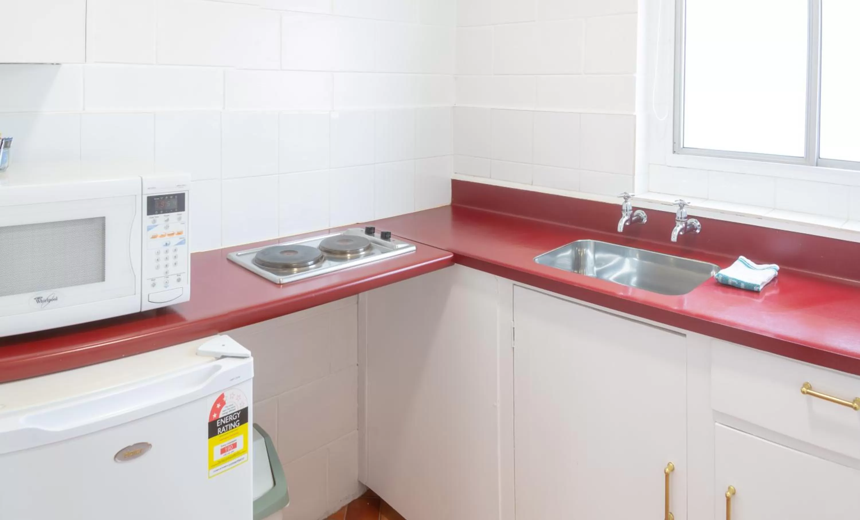 Kitchen or kitchenette in New Haven Motel