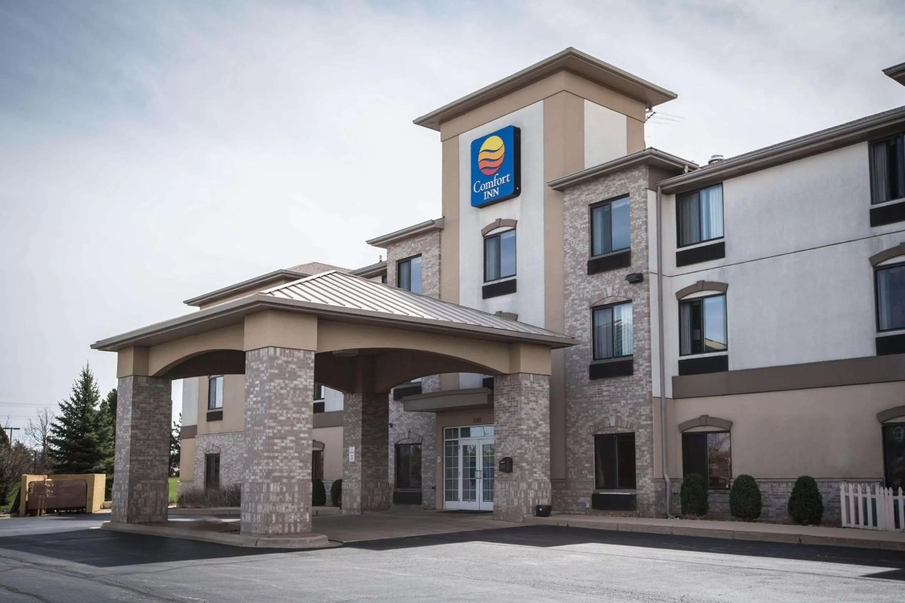 Property building in Comfort Inn Crystal Lake - Algonquin