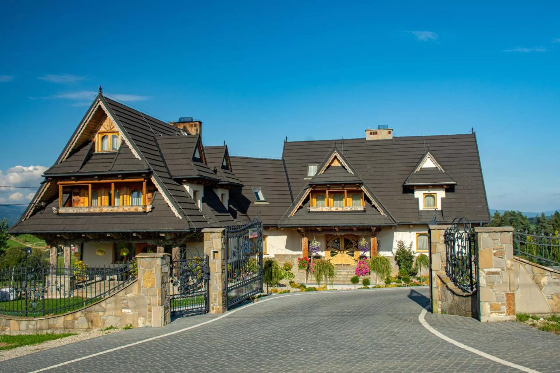 Property building in Podhalanski Dworek z Jacuzzi