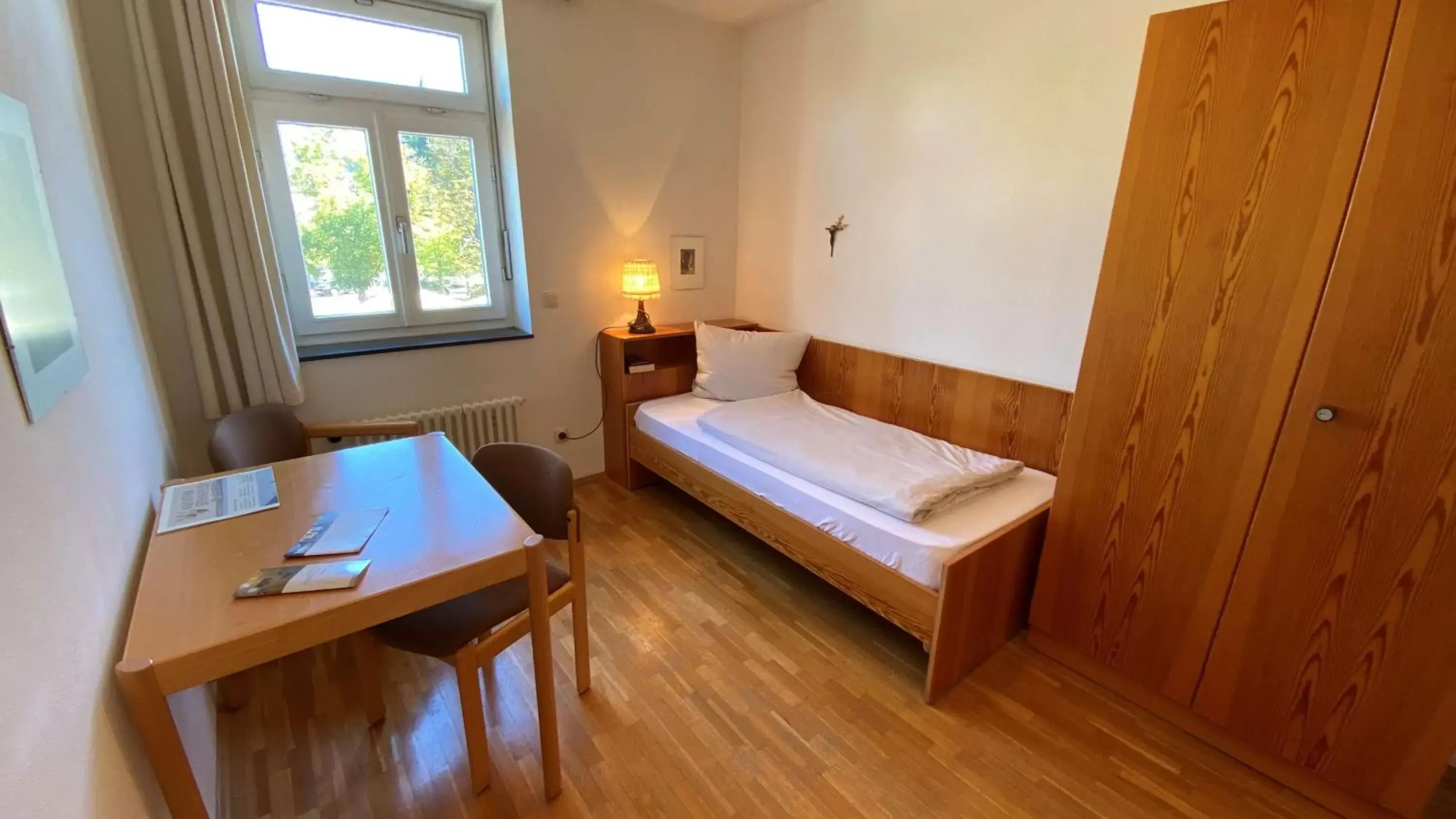 Single Room with Bathroom - single occupancy in Kloster Steinfeld Gästehaus Single Room with Bathroom - single occupancy in Kloster Steinfeld Gästehaus