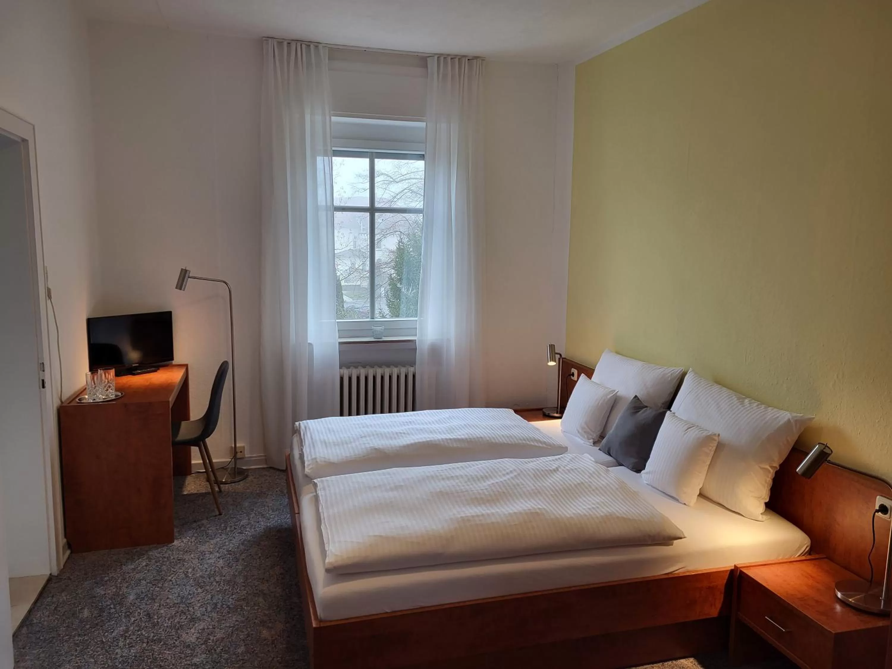 Photo of the whole room, Bed in Parkhotel Am Schwanenteich