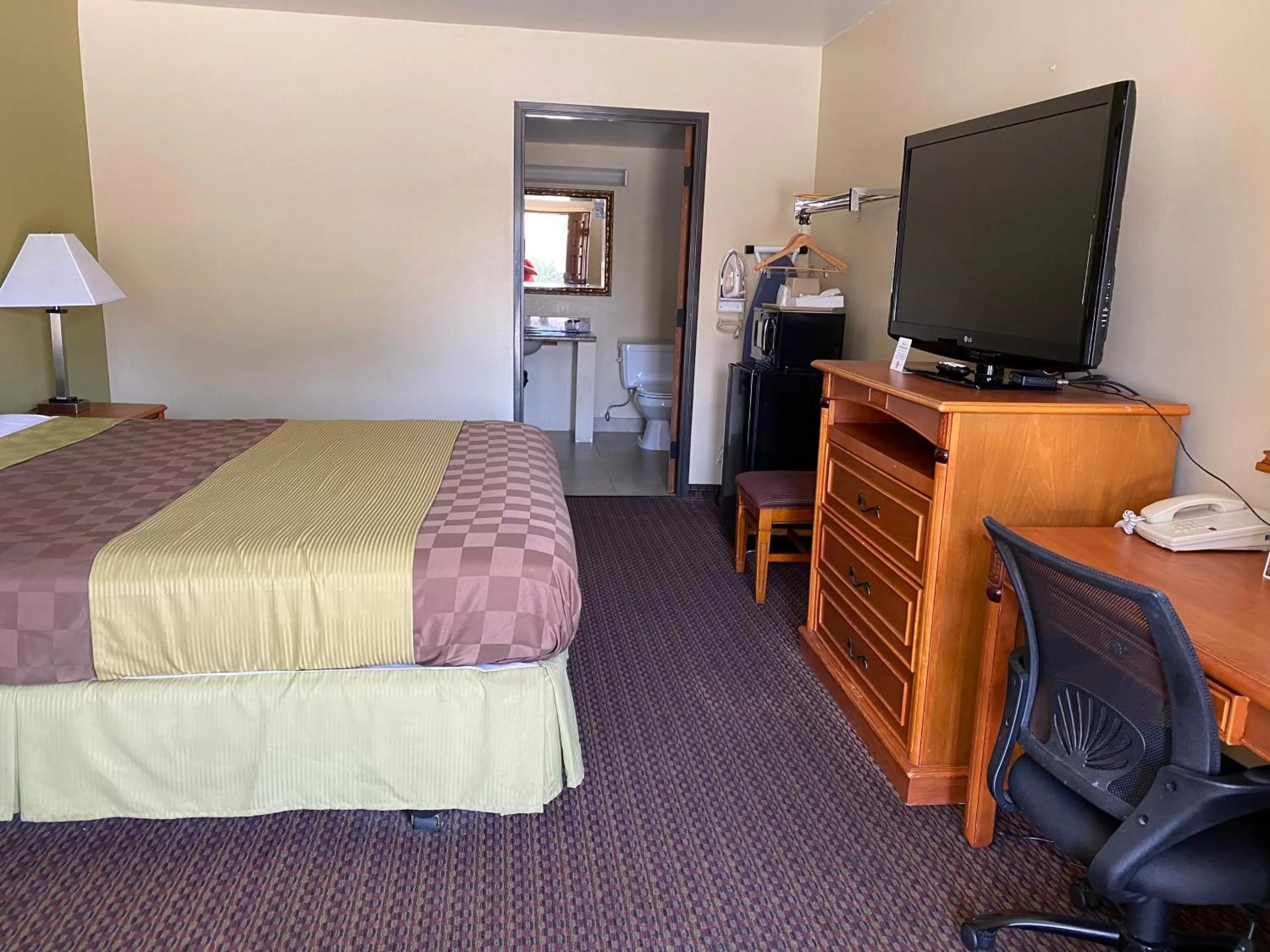 Photo of the whole room, Bed in Chariot Inn Glendale - Pasadena