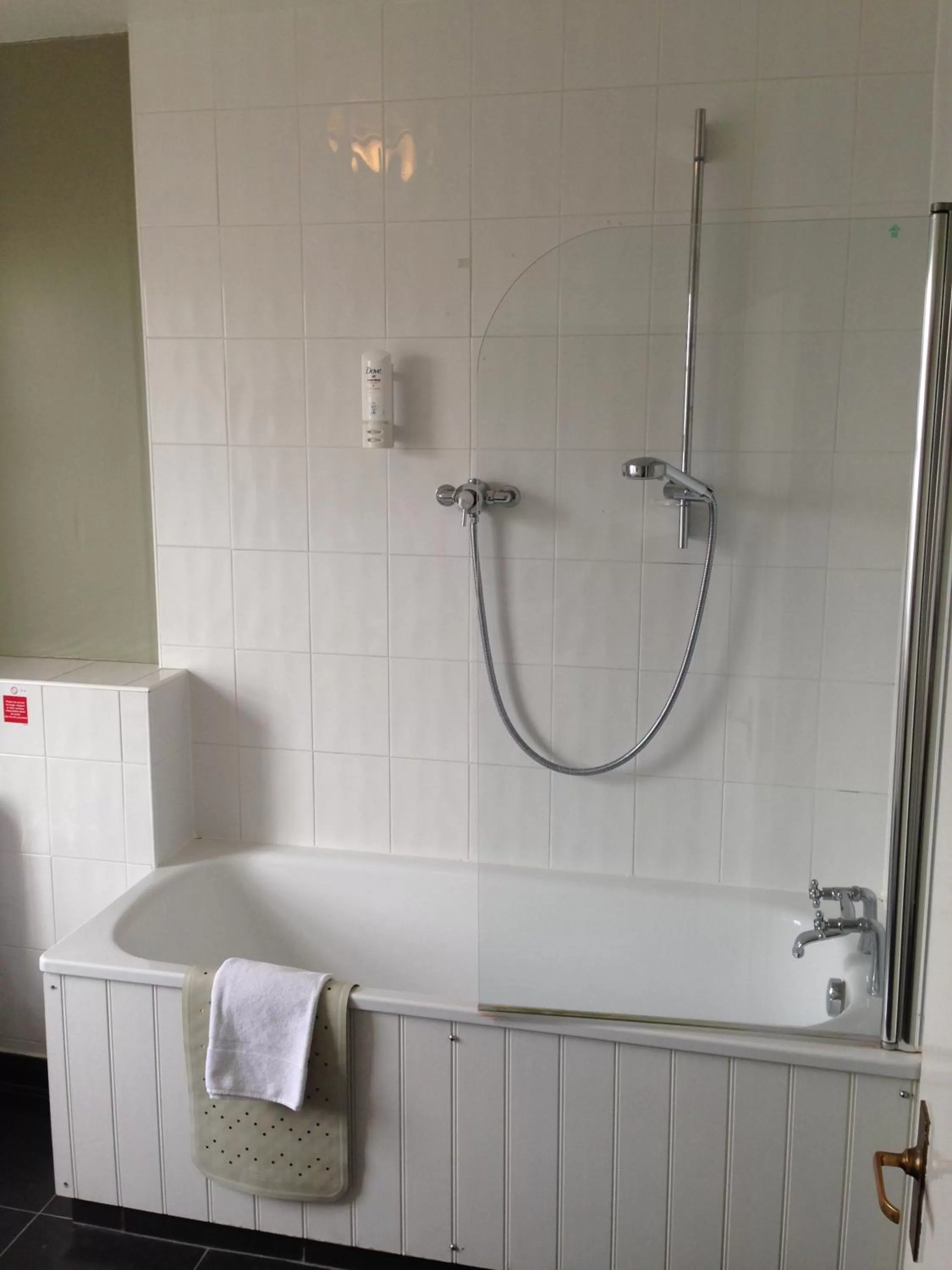 Shower in The Broadway Hotel