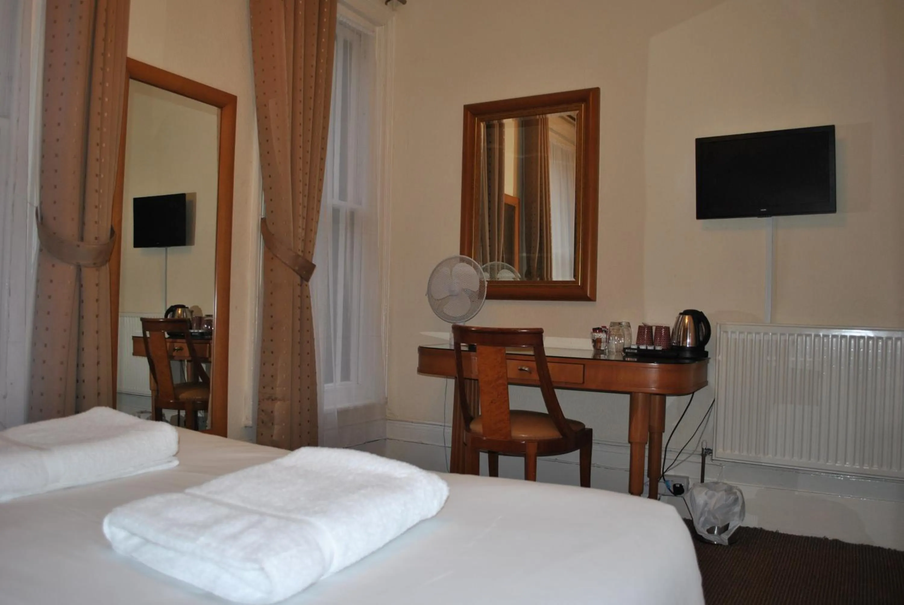 TV and multimedia, Bed in Town House Rooms