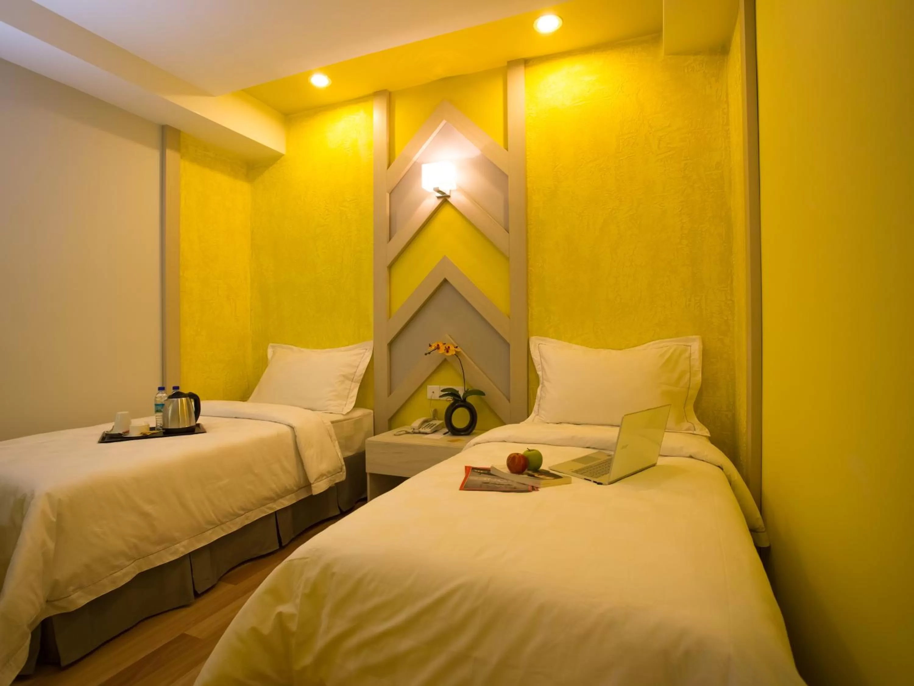 Bed in Sunshine Inn Plus