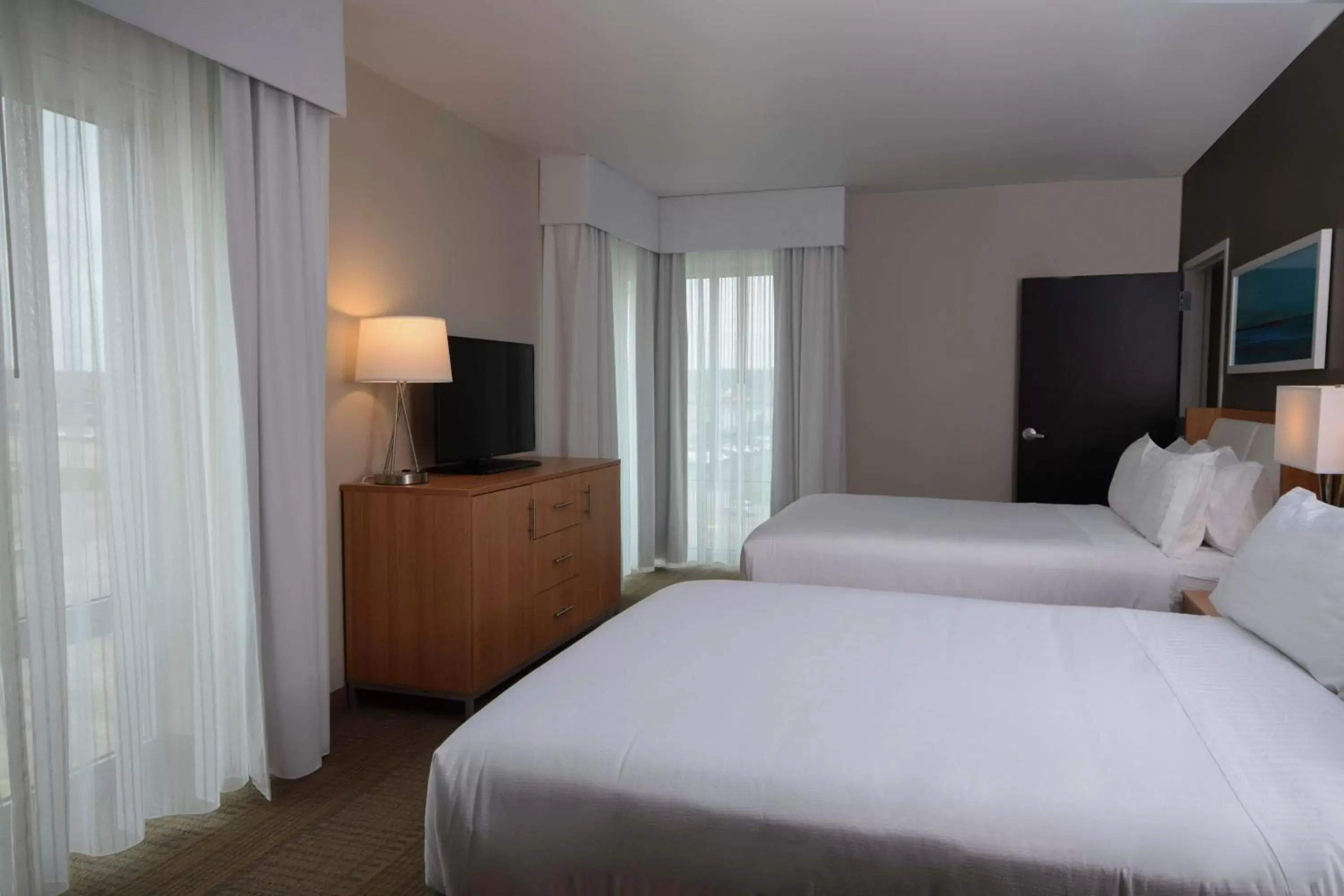 Standard Queen Room with Two Queen Beds and Mobility Accessible Tub in Holiday Inn Cincinnati North West Chester by IHG Standard Queen Room with Two Queen Beds and Mobility Accessible Tub in Holiday Inn Cincinnati North West Chester by IHG