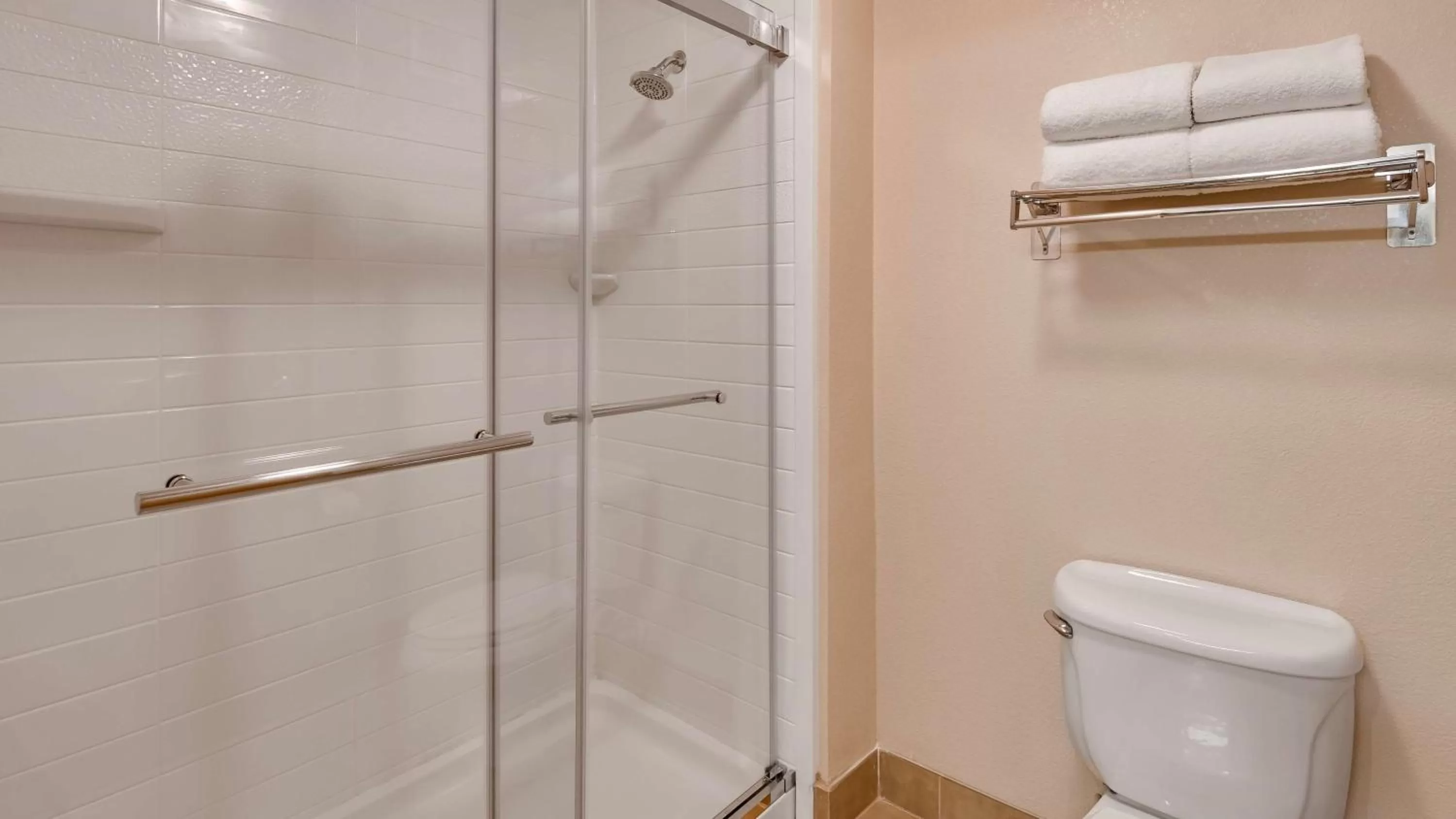 Bathroom in Best Western Plus Gateway Inn & Suites - Aurora