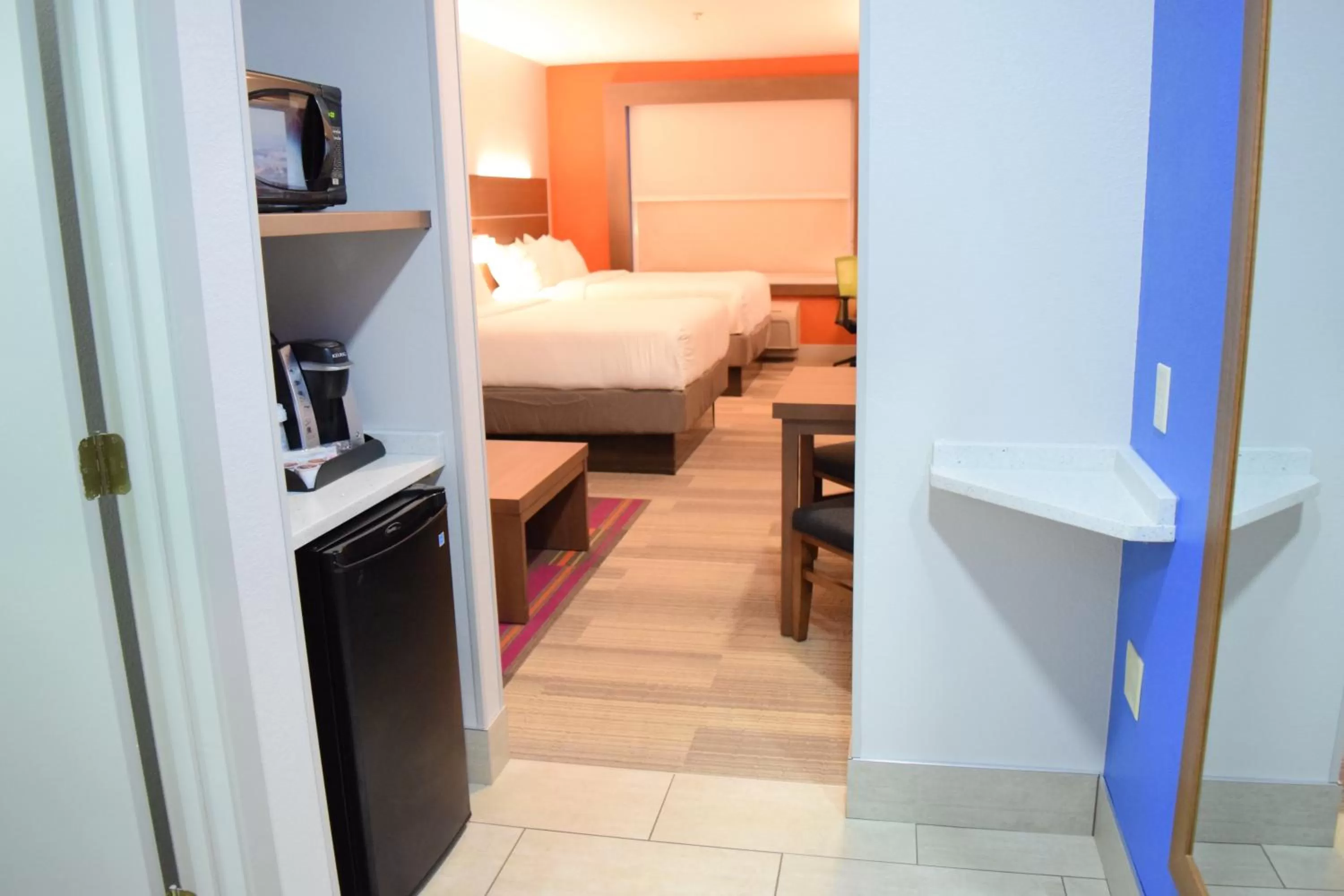 Photo of the whole room, Bed in Holiday Inn Express & Suites Pensacola West I-10 by IHG