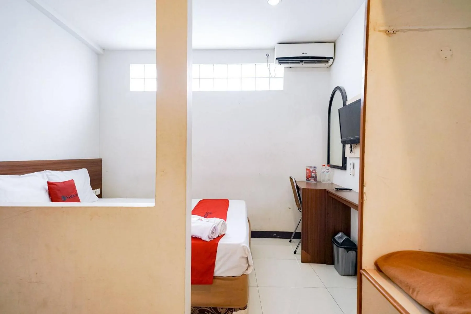 Bedroom, Bed in RedDoorz Near Braga Street