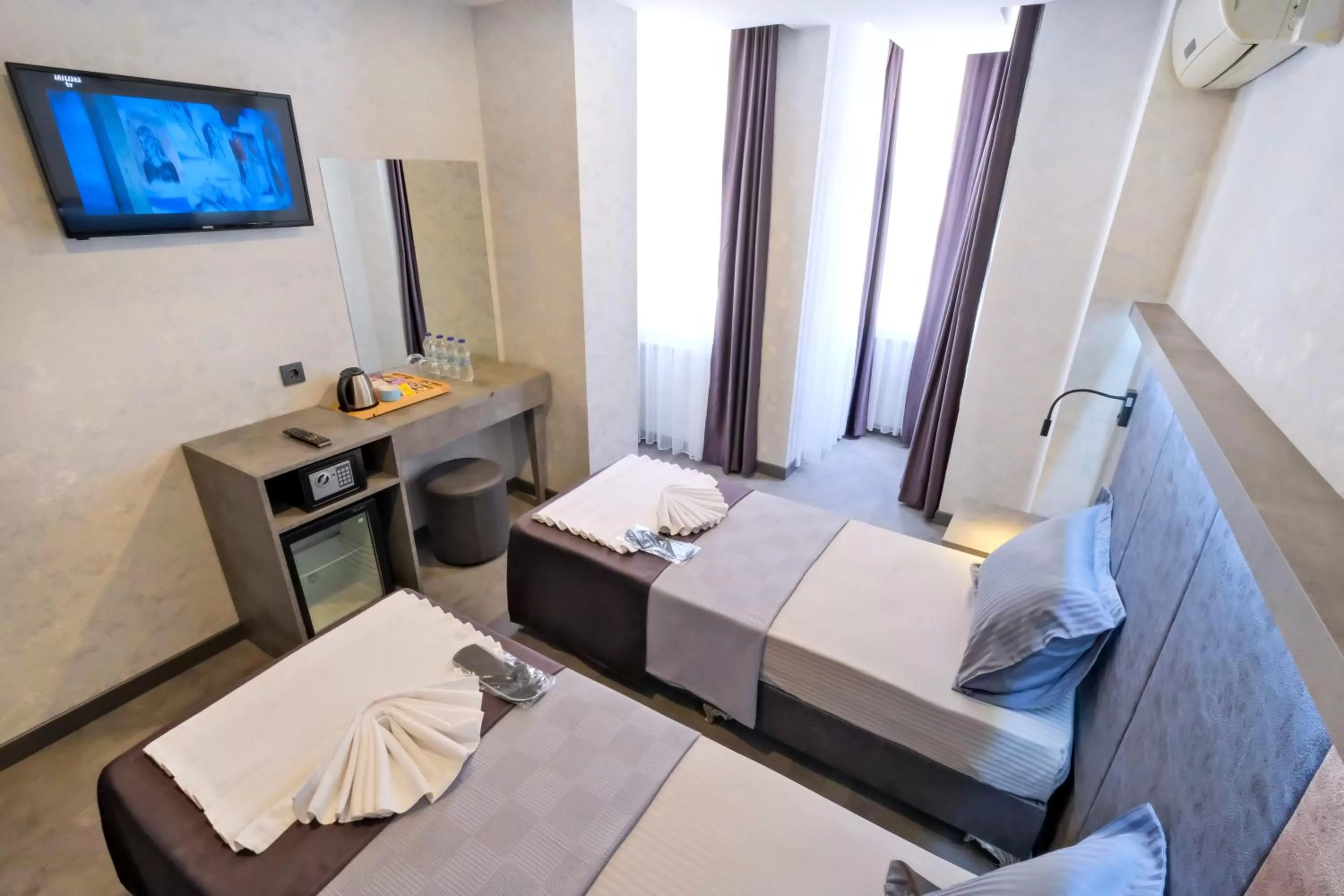 Bed in The Queen Hotel