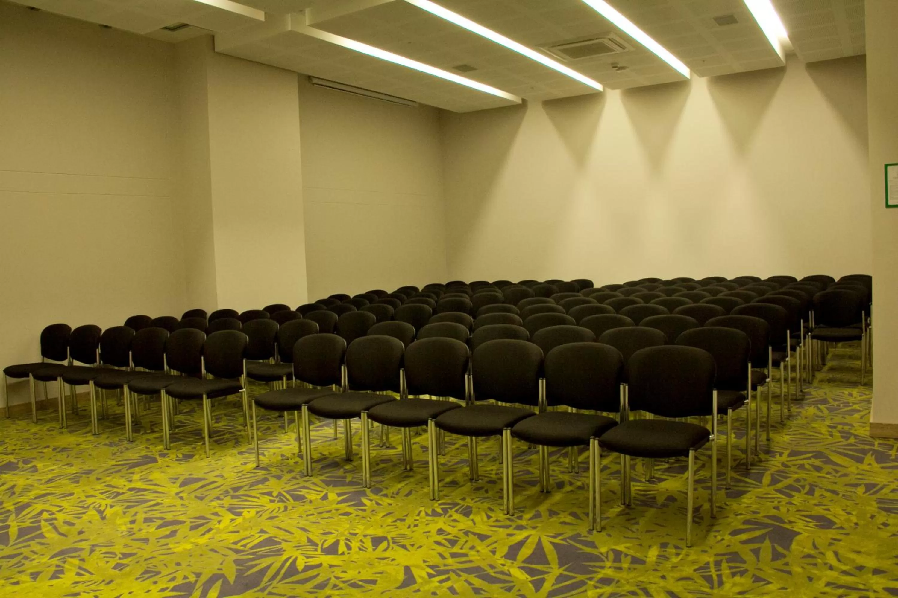 Meeting/conference room in Holiday Inn Cúcuta by IHG