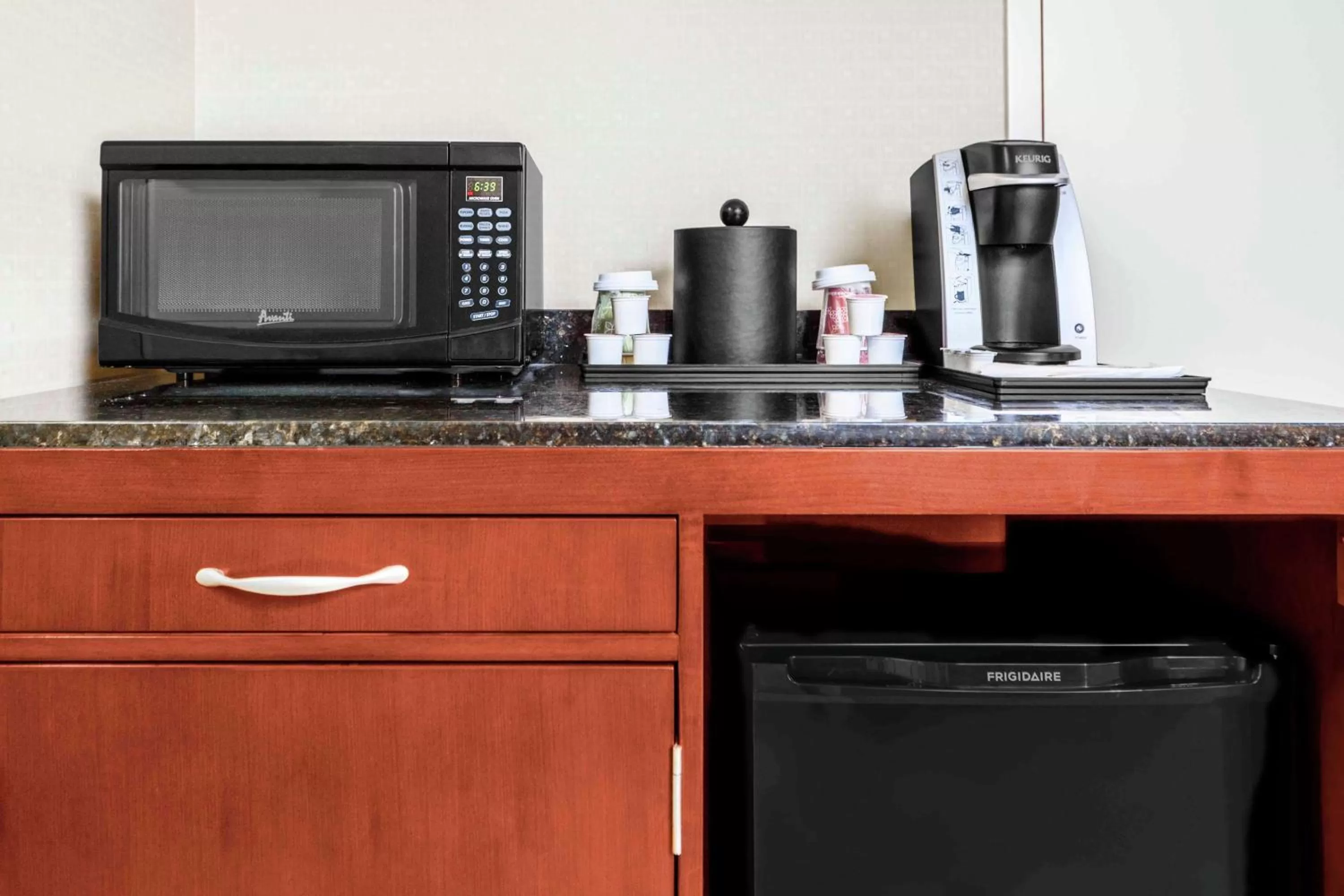 Kitchen or kitchenette in Hilton Garden Inn Independence