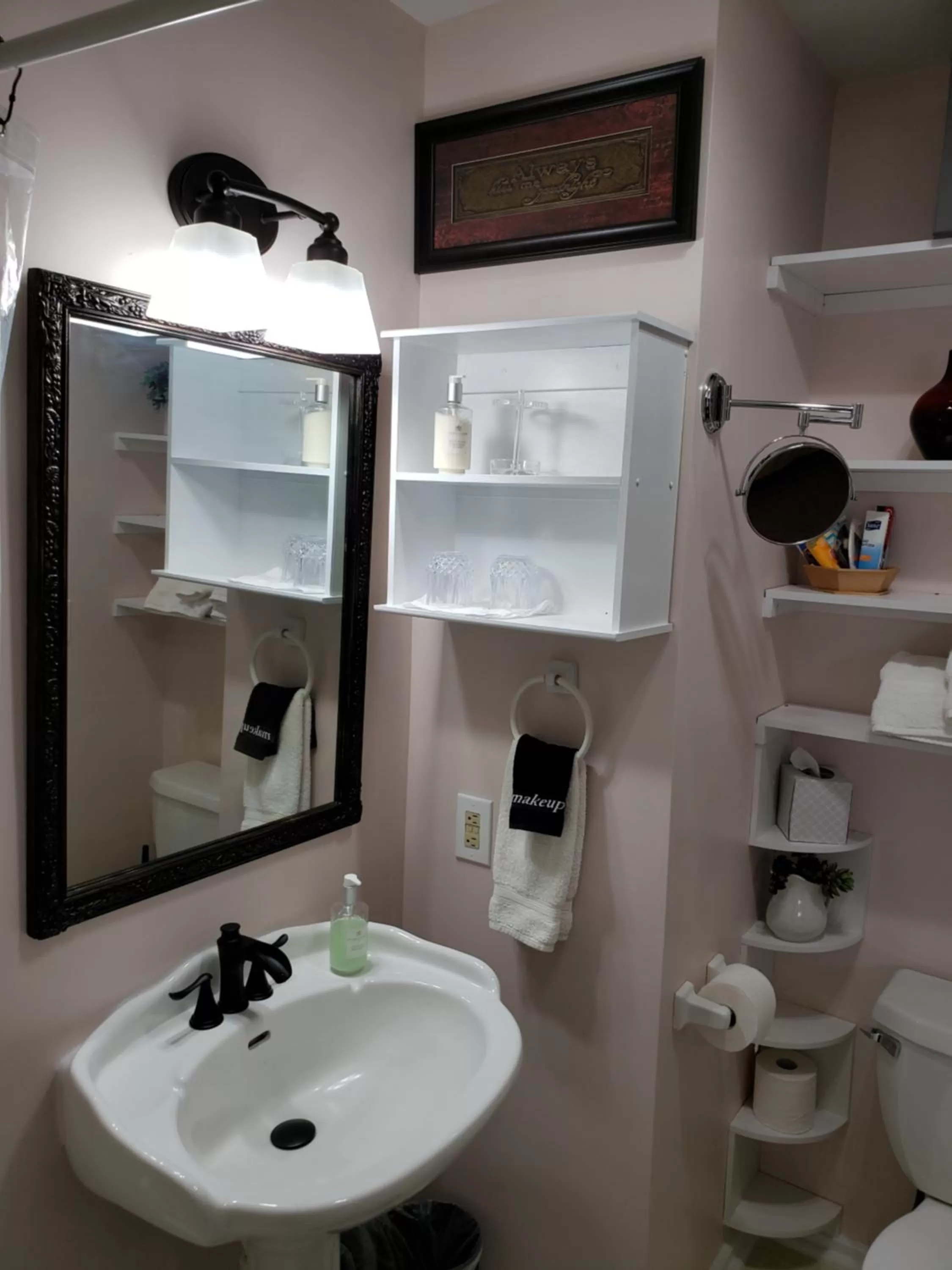 Bathroom in Bayberry Inn B&B and Oregon Wellness Retreat