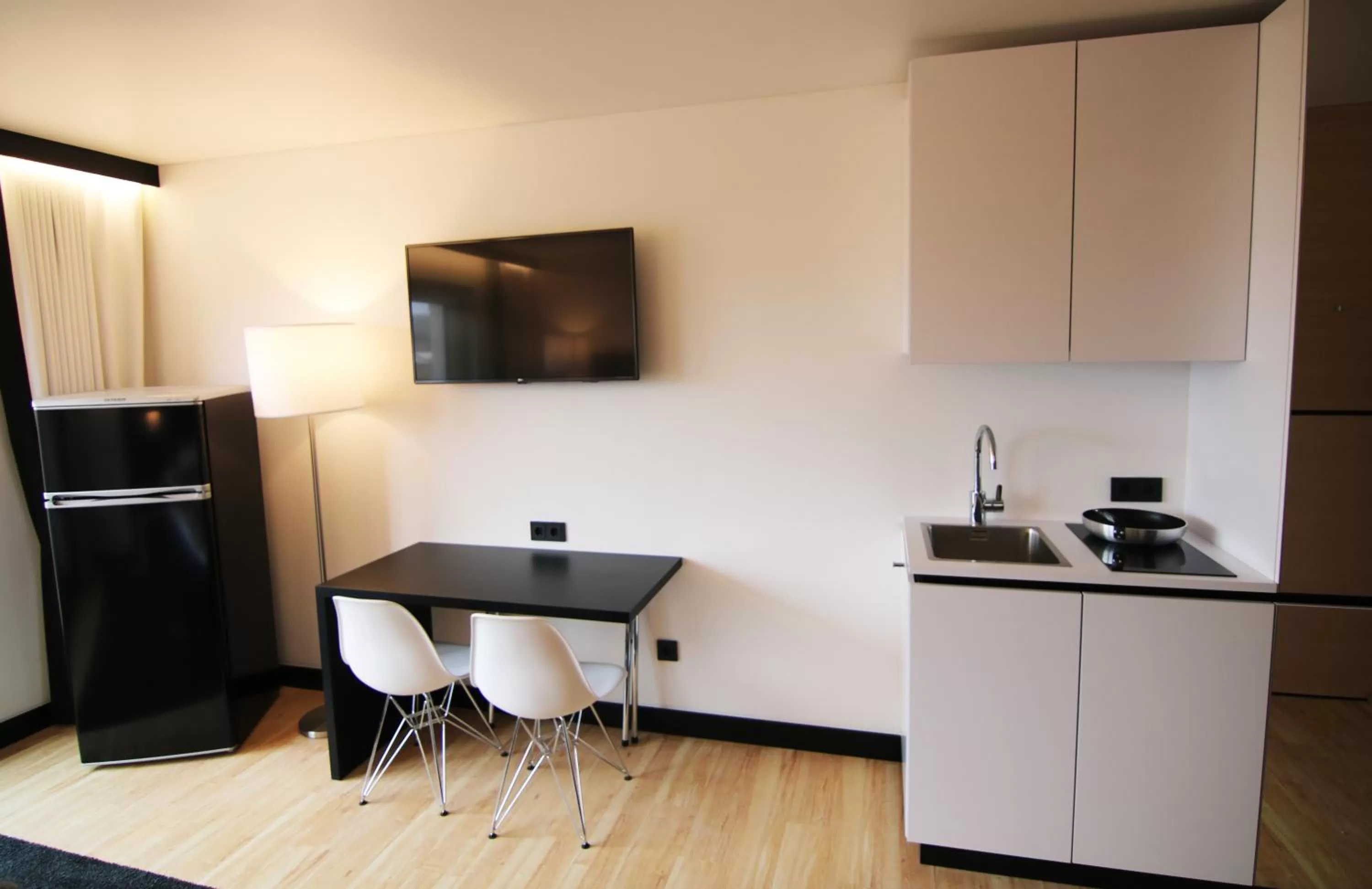 Kitchen or kitchenette, Kitchen/Kitchenette in LH Hotel by WMM Hotels