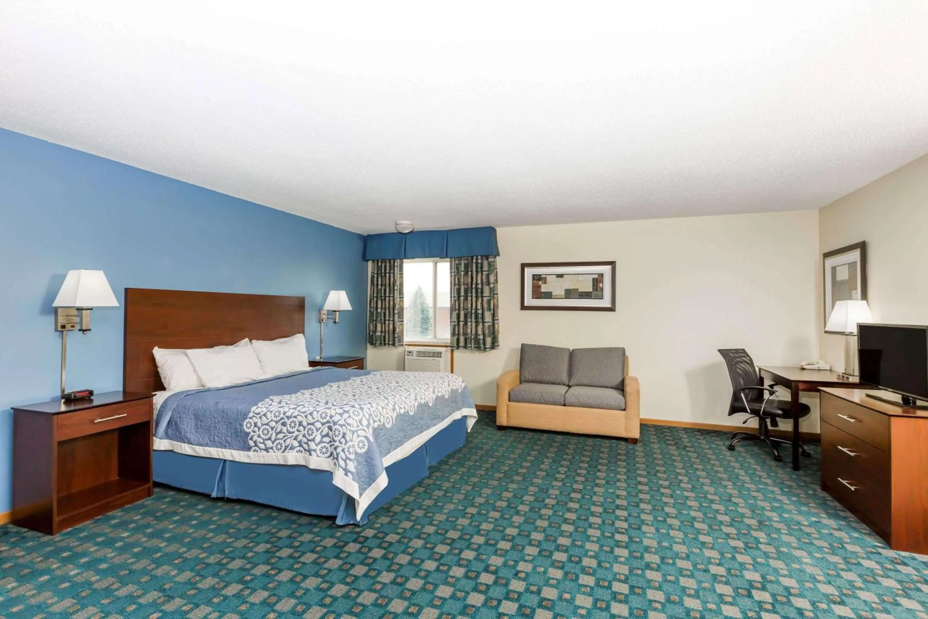 Photo of the whole room, Bed in Days Inn by Wyndham Sioux City