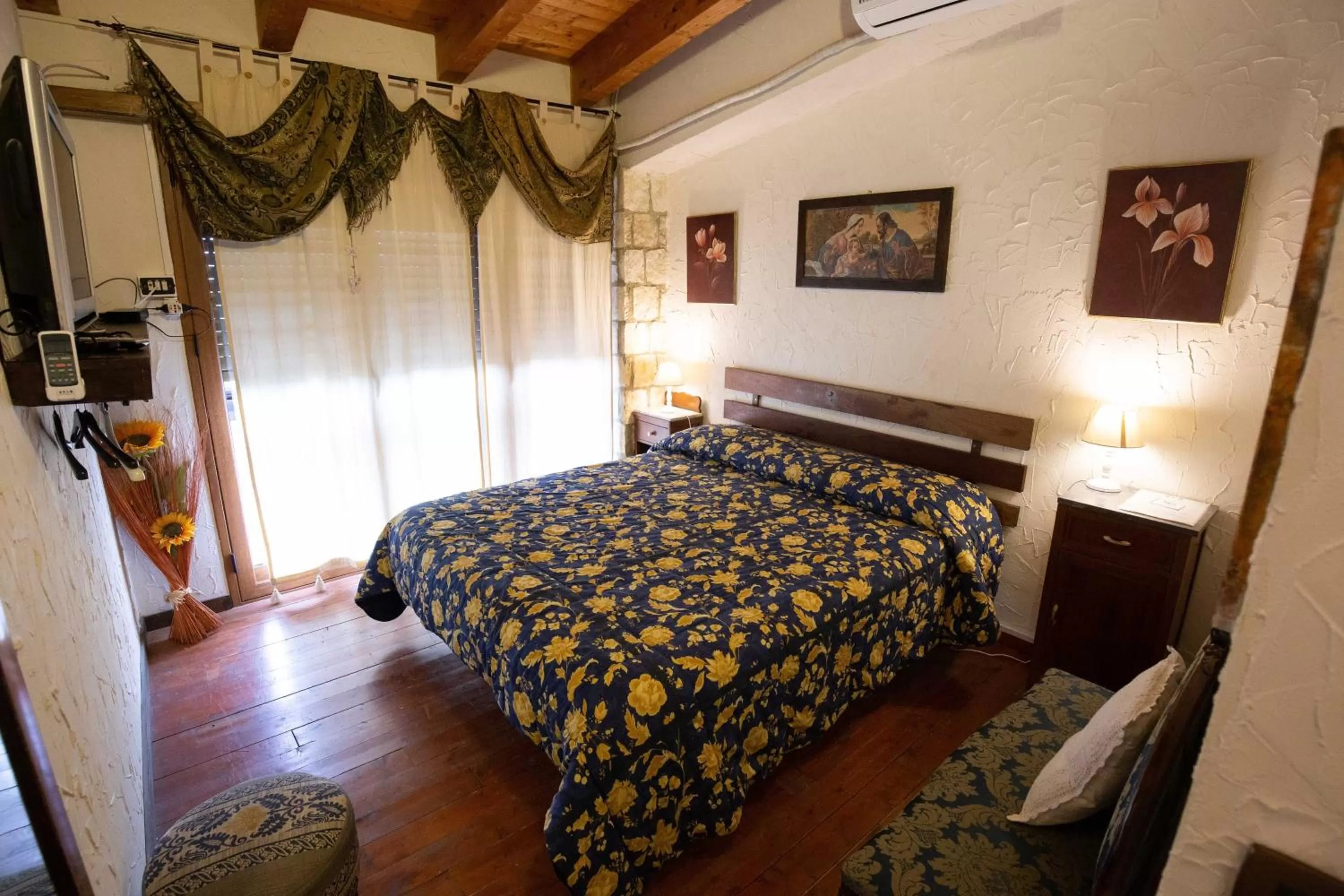 Bedroom, Bed in La Casa In Pietra