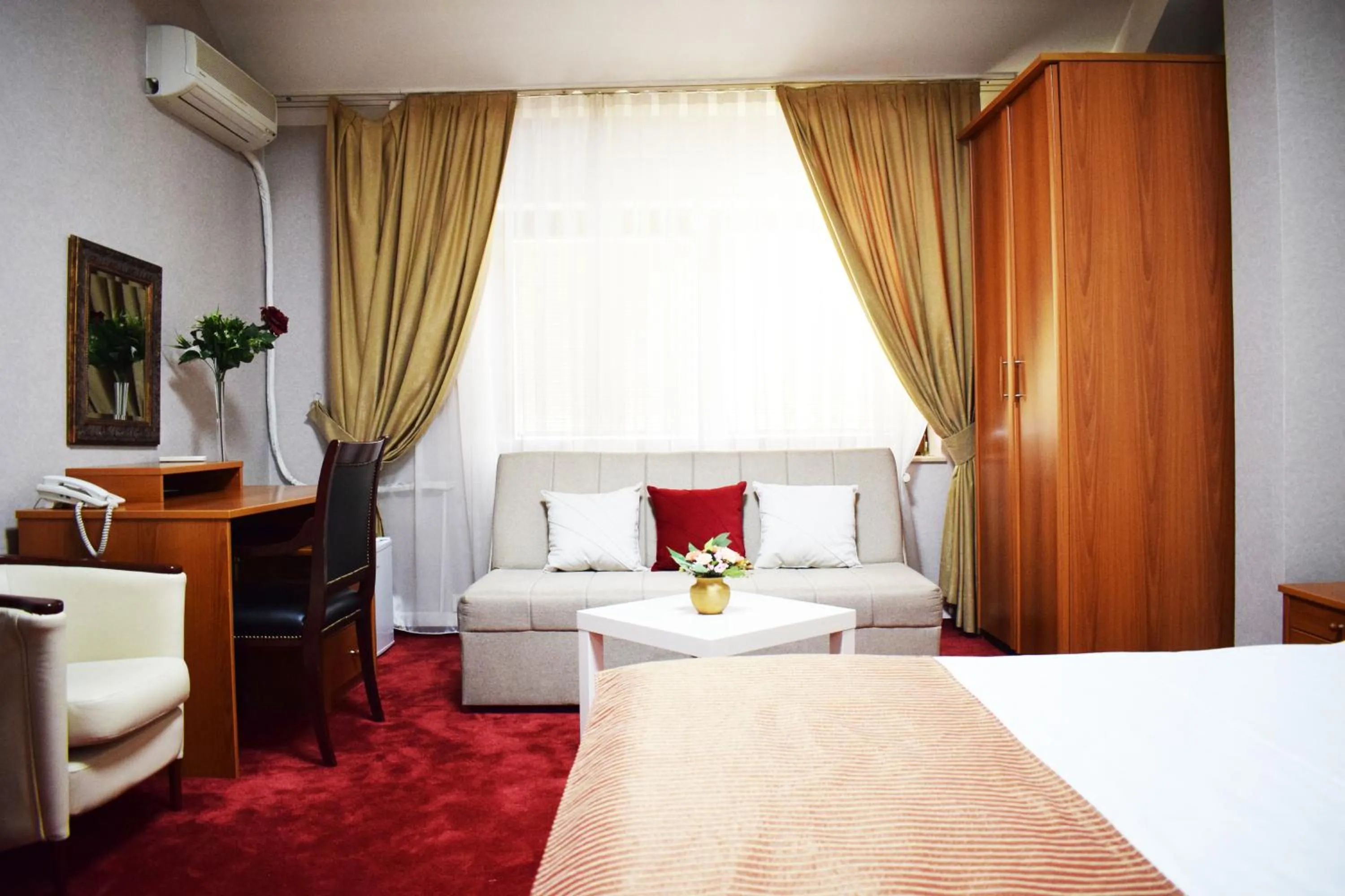 Bed in Hotel Aristocrat & Fish Restaurant