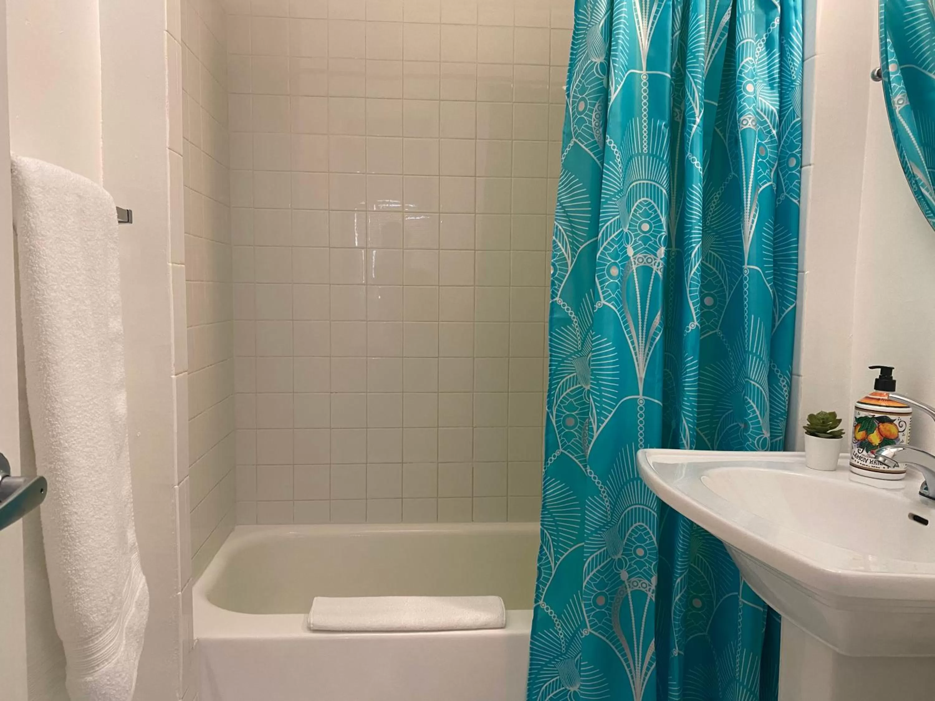 Bathroom in Miami Beach Rooms B&B