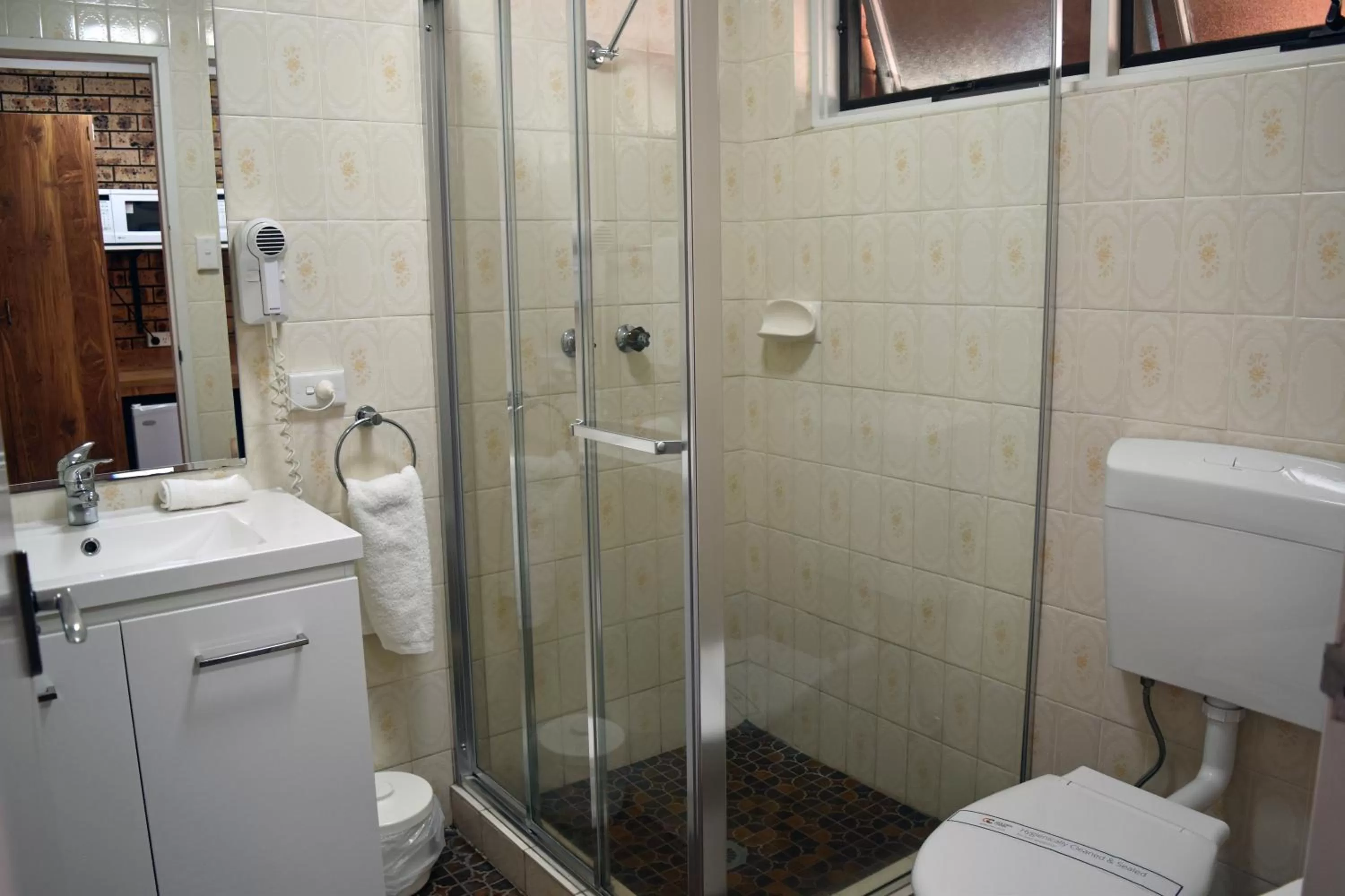 Ten Dollar Town Motel