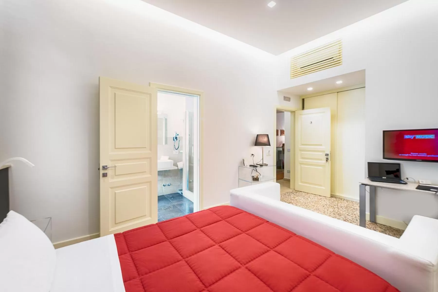 Photo of the whole room, Bed in Hotel Porta Reale