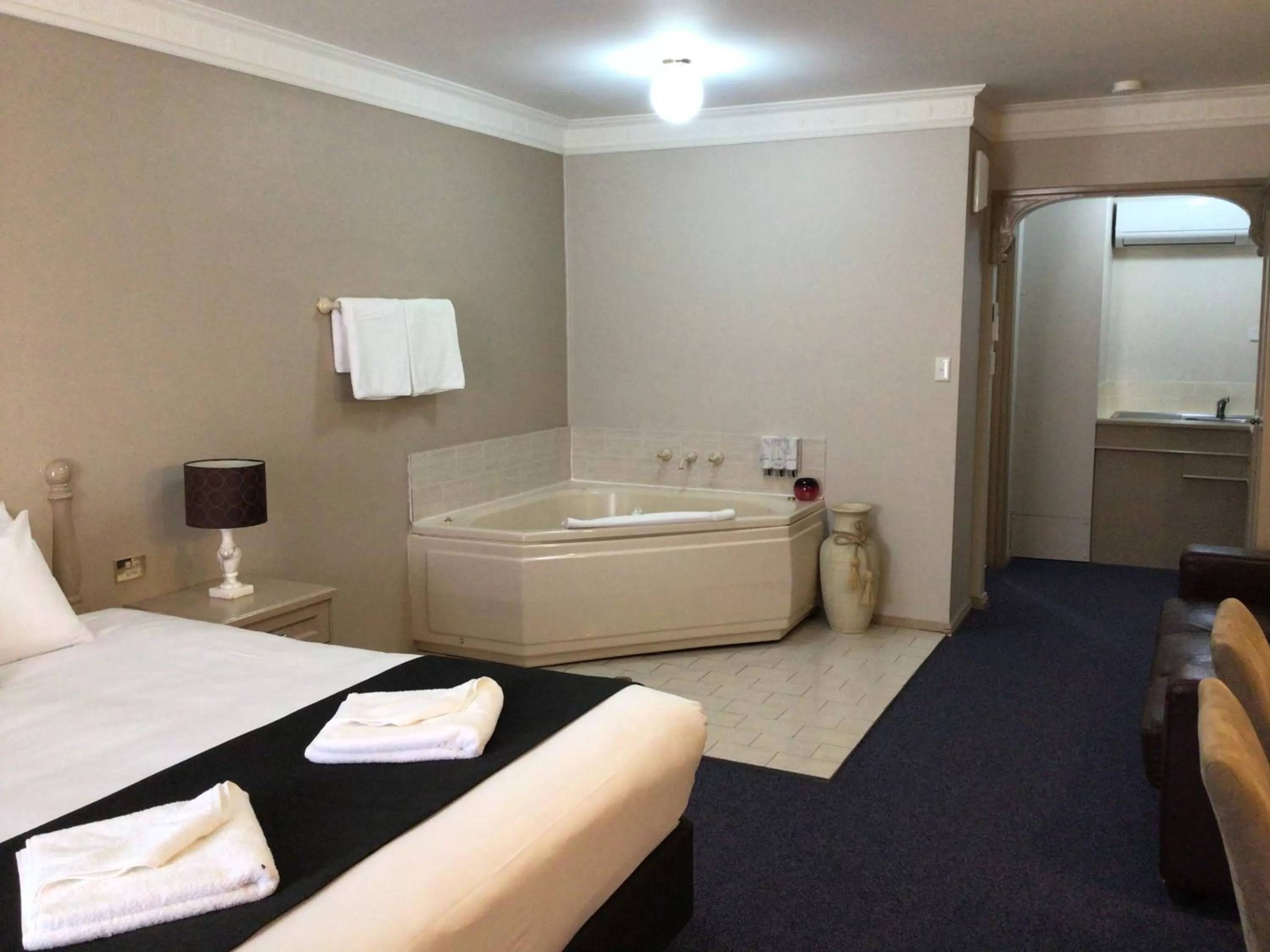 Bed in Heritage Motor Inn Goulburn