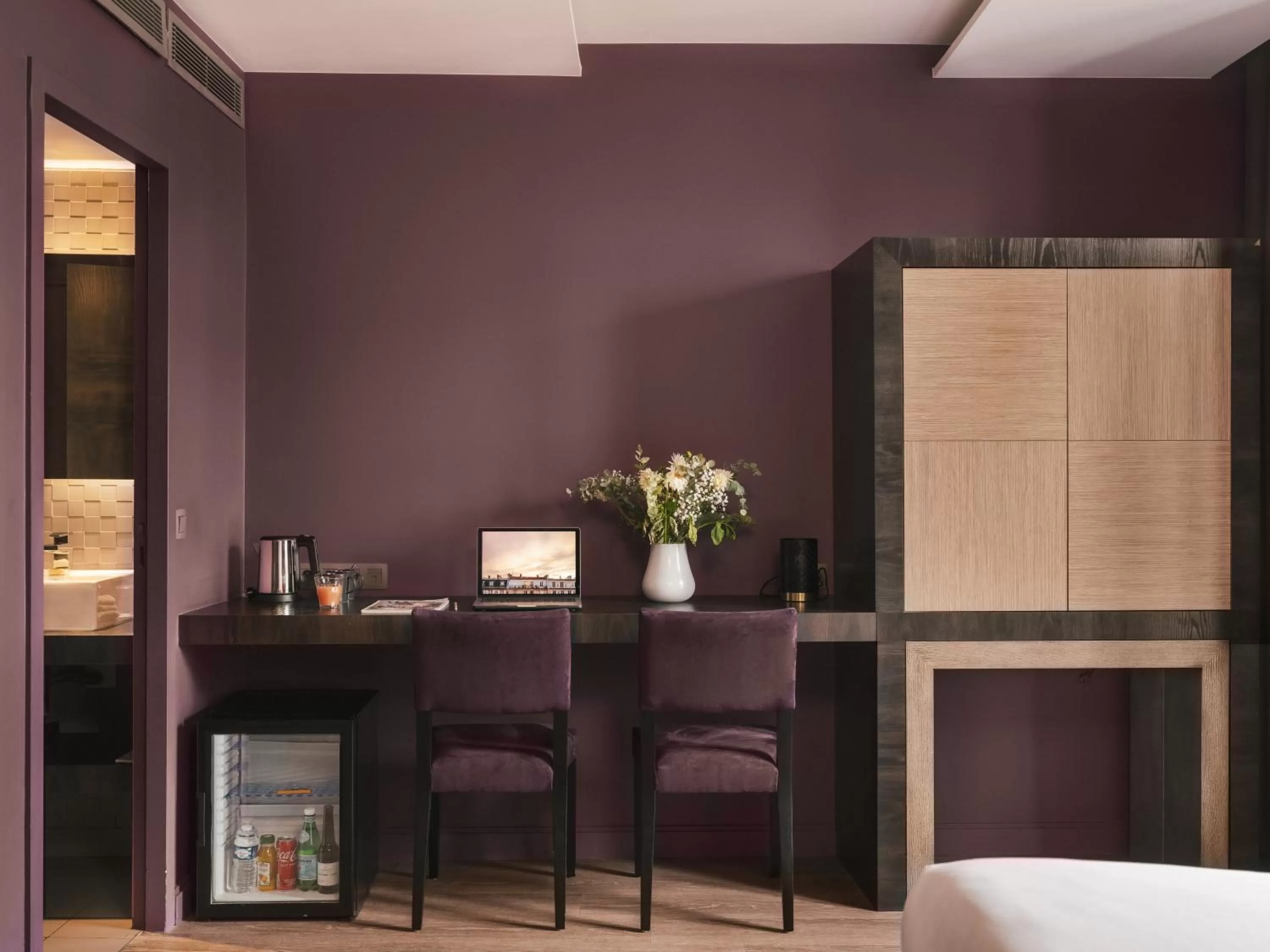 Seating area, Bed in Legend Hôtel Paris