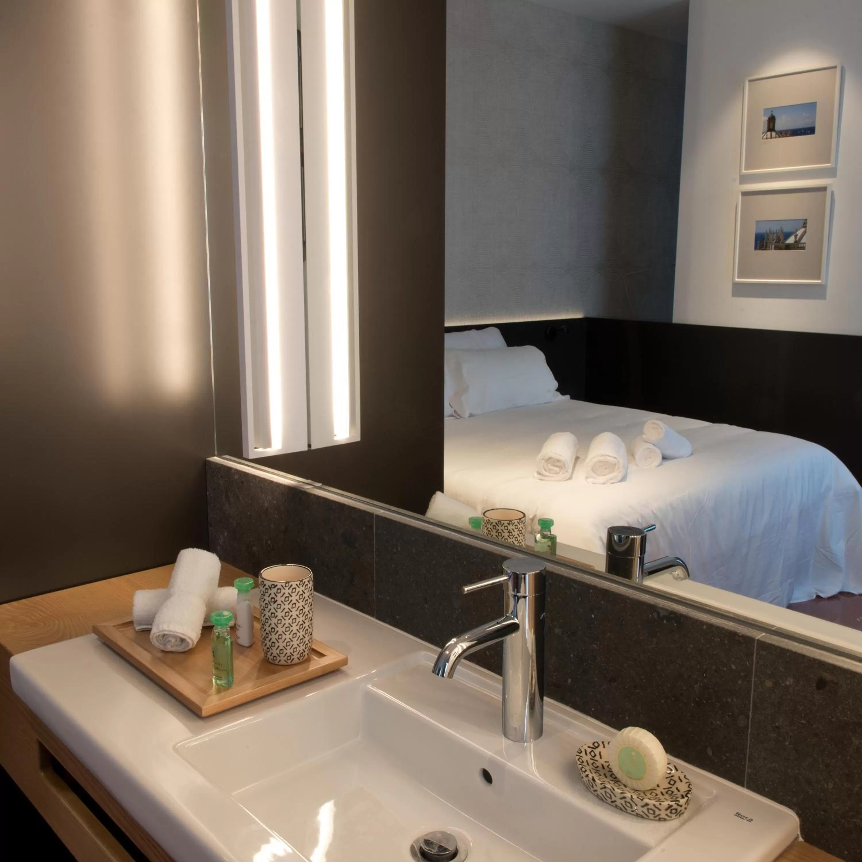 Toilet, Bed in Suites 1478