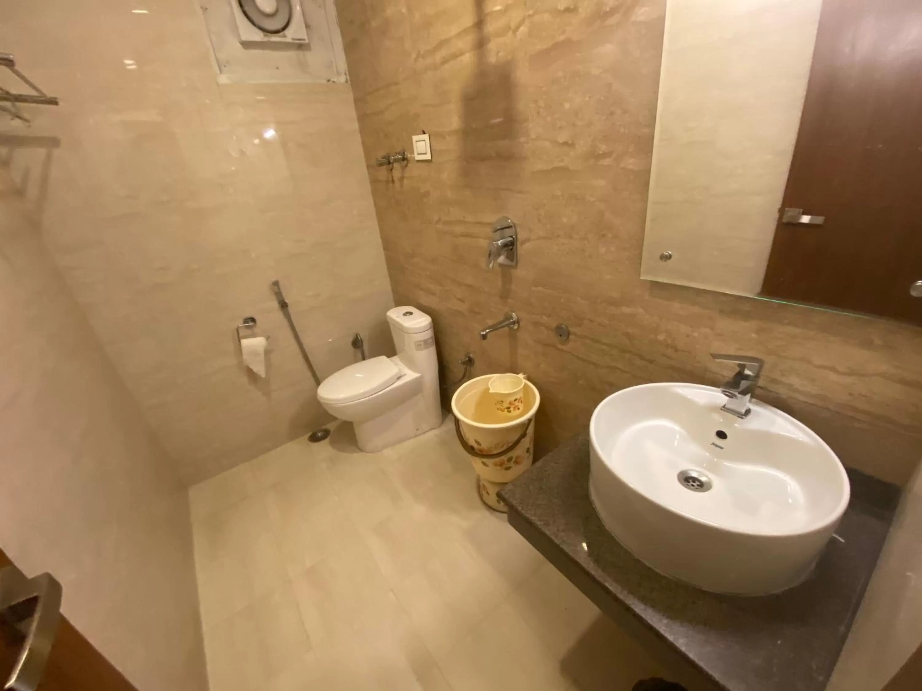 Bathroom in Hotel Ambika Resort Manali