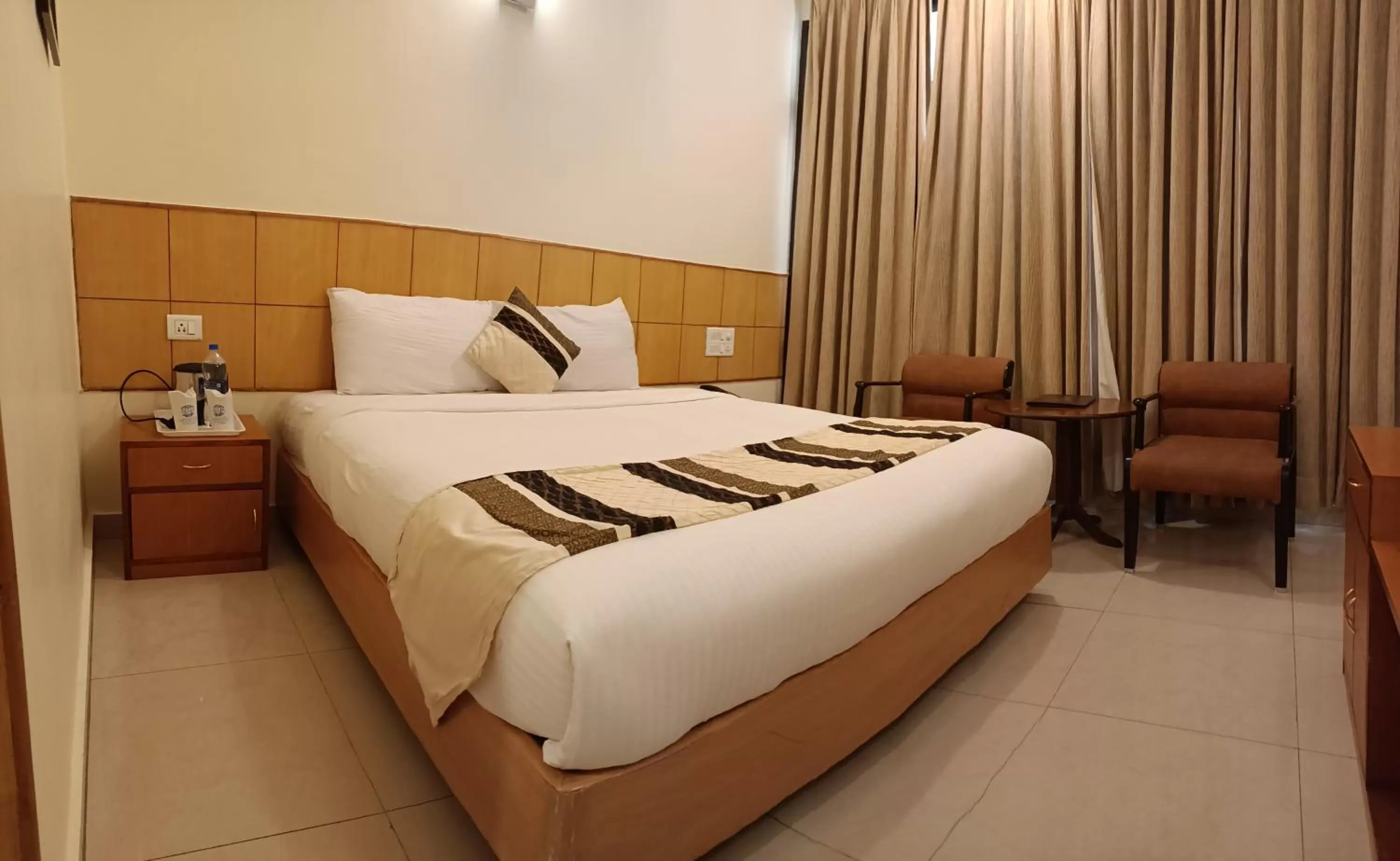 Bed in Hotel Broadways Inn