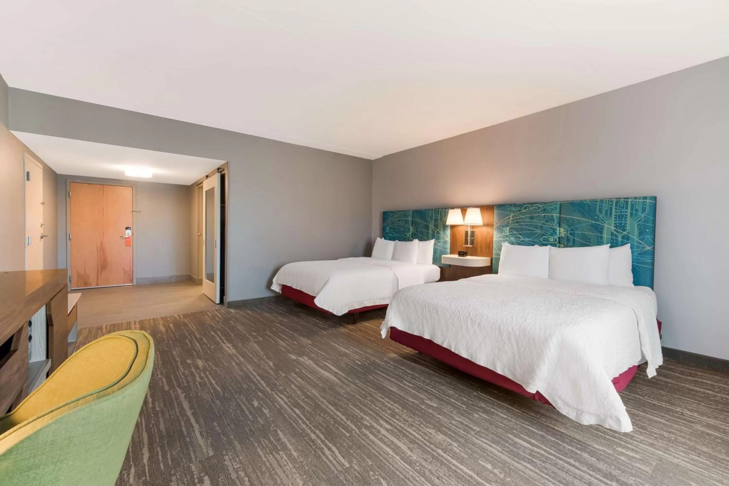 Bed in Hampton Inn & Suites Charlotte-Airport