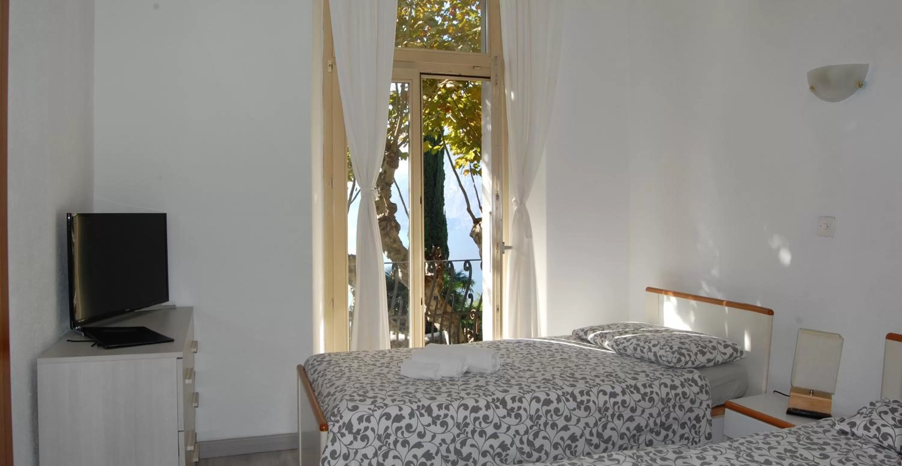 Bed in Hotel Firenze Lugano