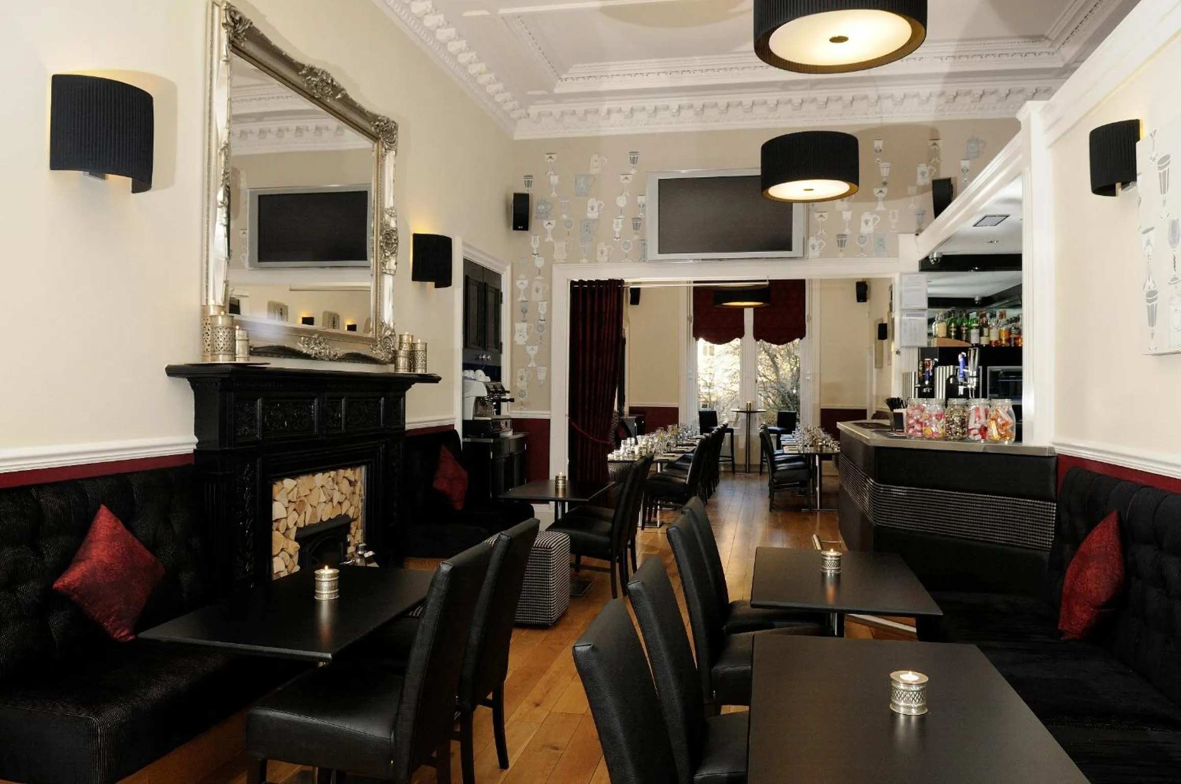 Restaurant/places to eat in West End Hotel