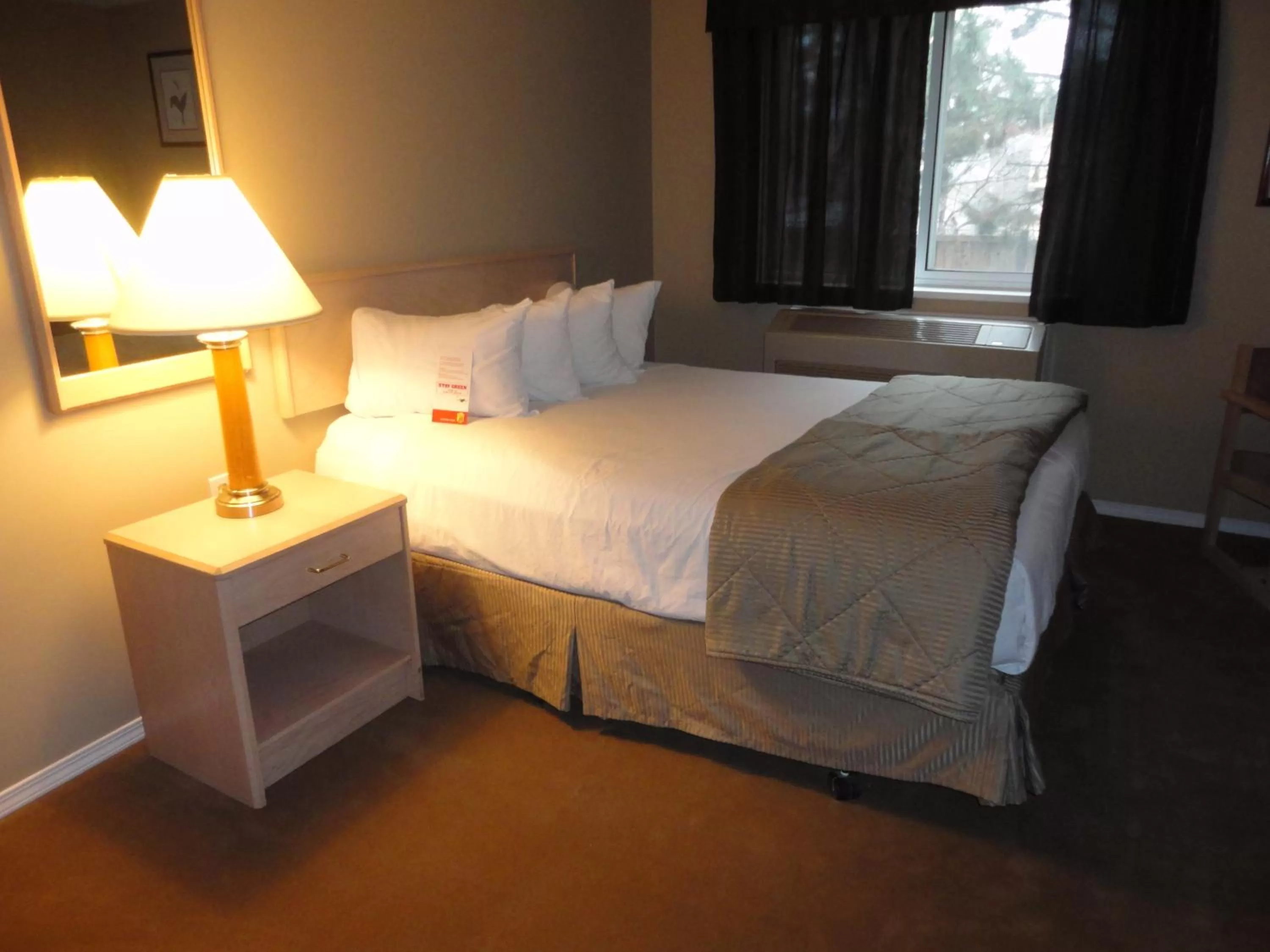 Bedroom, Bed in Super 8 by Wyndham West Kelowna BC