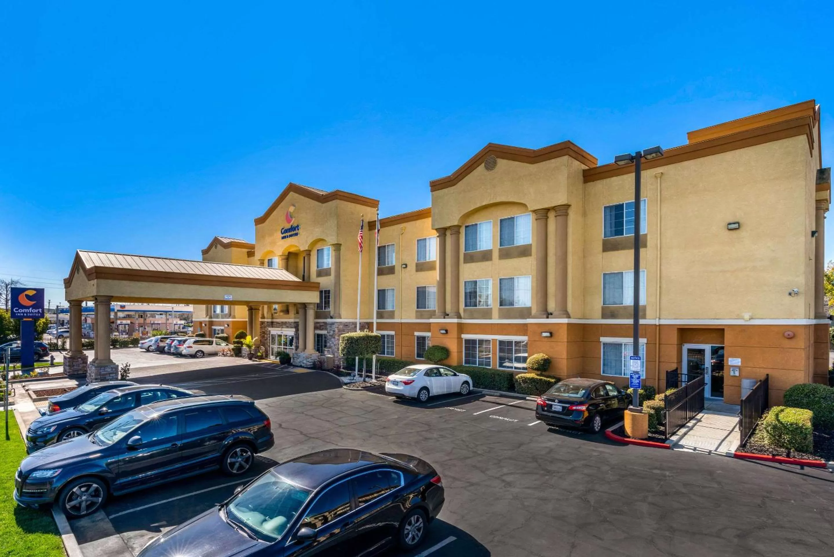 Property building in Comfort Inn & Suites Sacramento - University Area