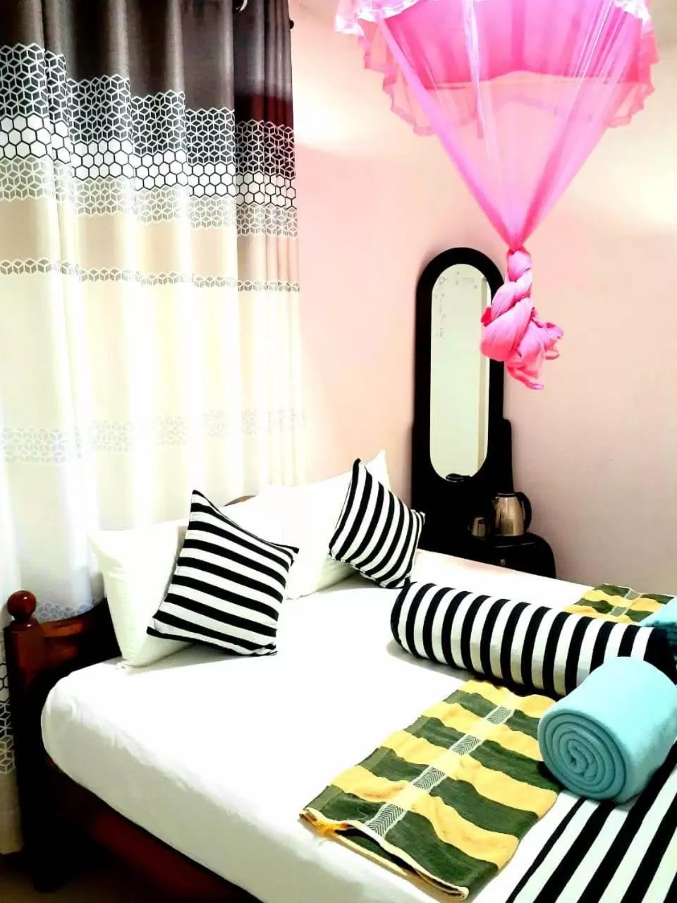 Bedroom, Bed in Green Lantern Inn