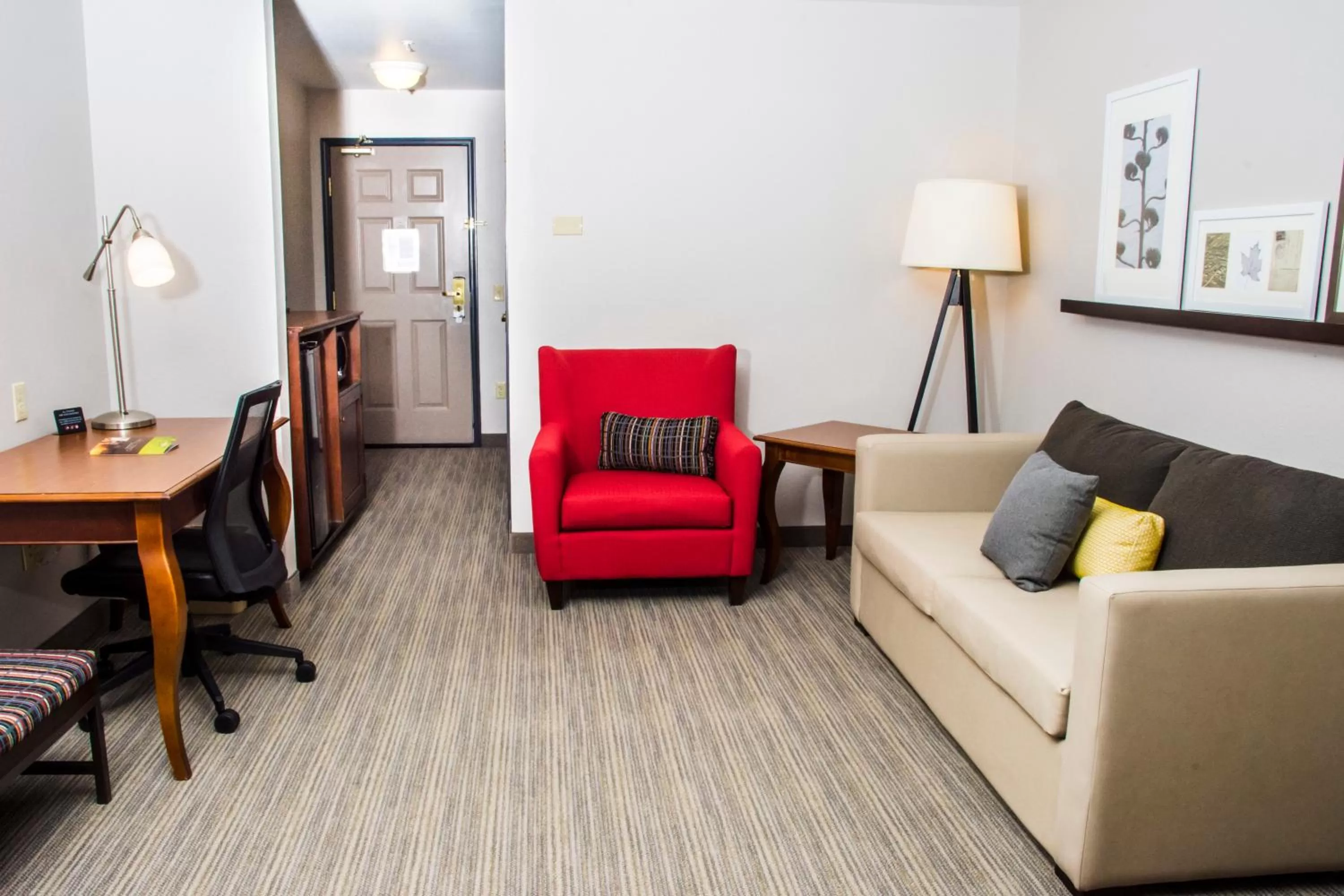 Living room in Country Inn & Suites by Radisson, Winchester, VA
