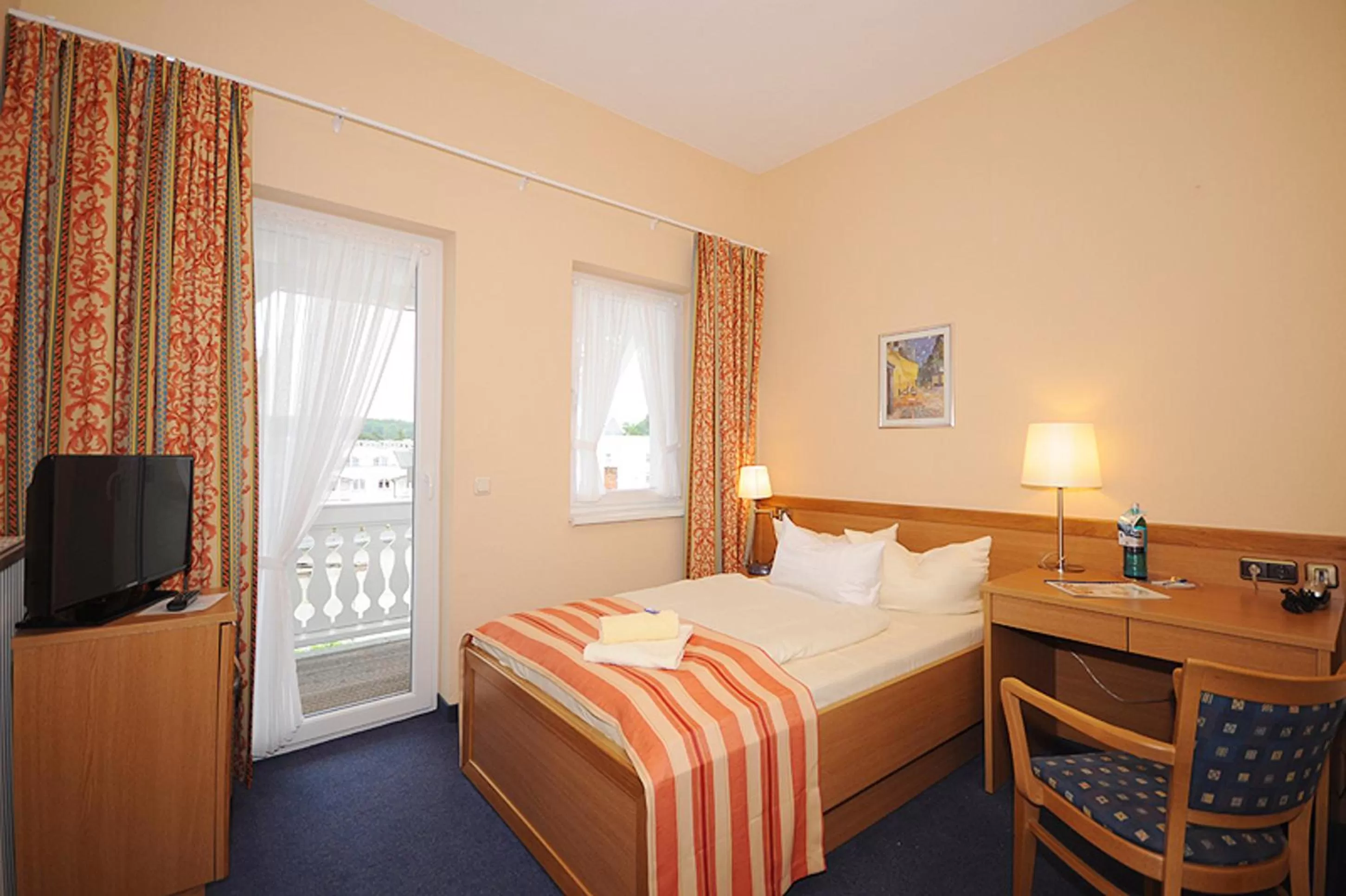 Photo of the whole room, Bed in Strandhotel zur Promenade