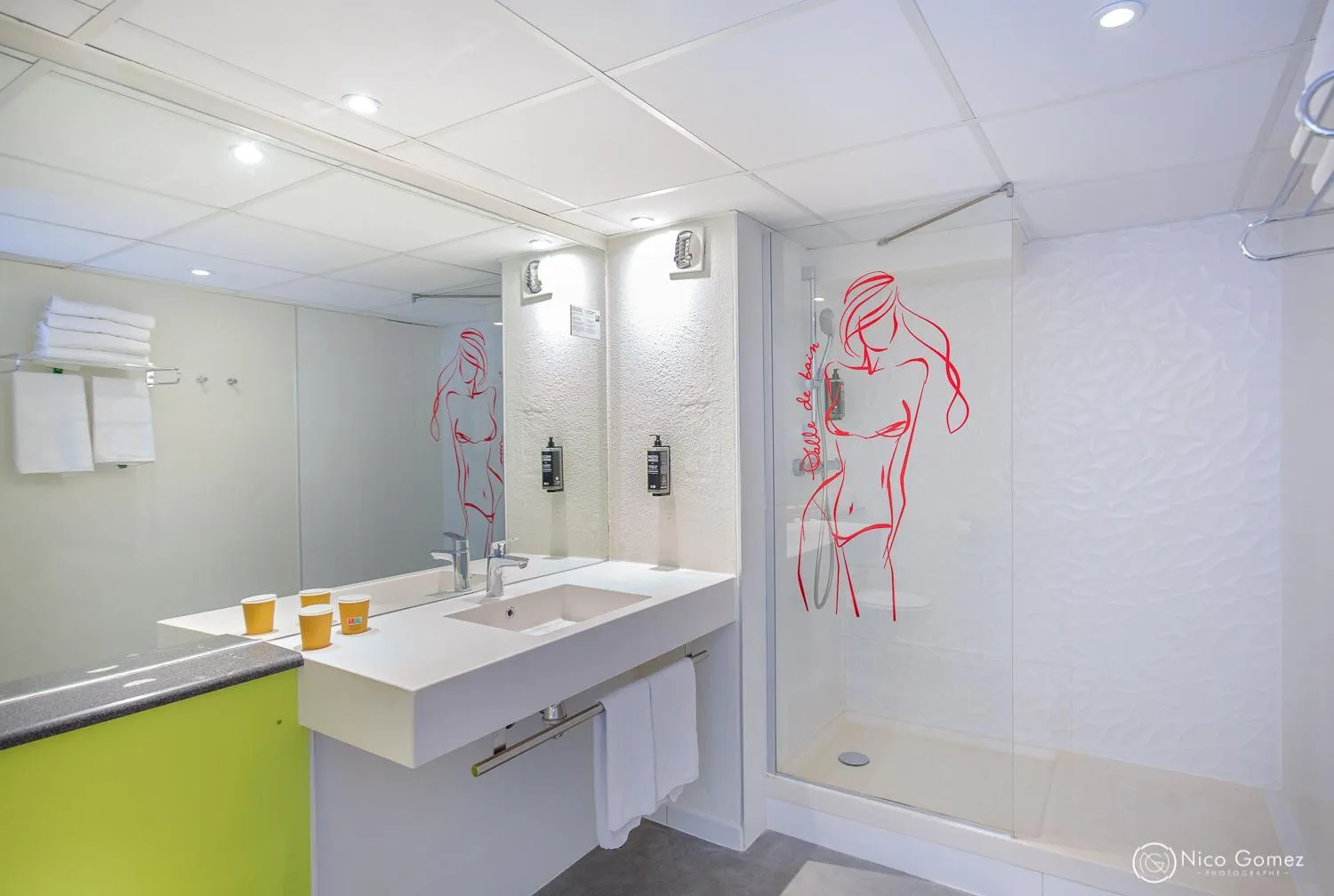 Shower in ibis Styles Cannes Le Cannet