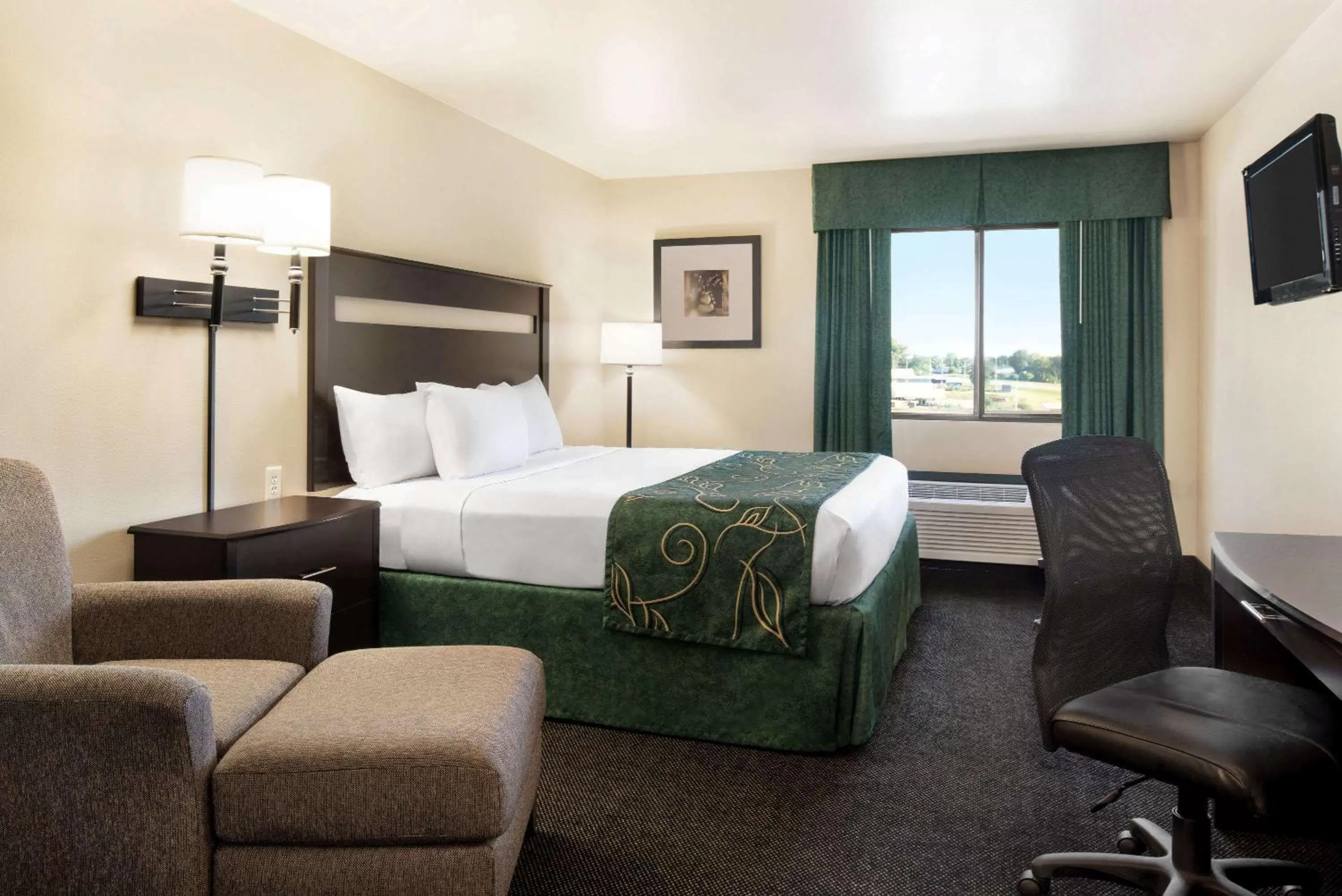 Photo of the whole room, Bed in Baymont by Wyndham Glenwood