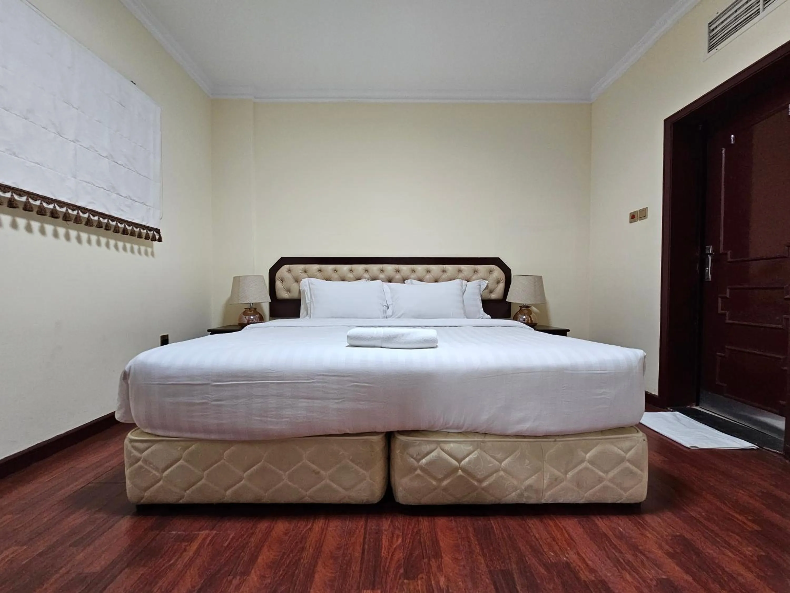 Bedroom, Bed in Majestic Hotel