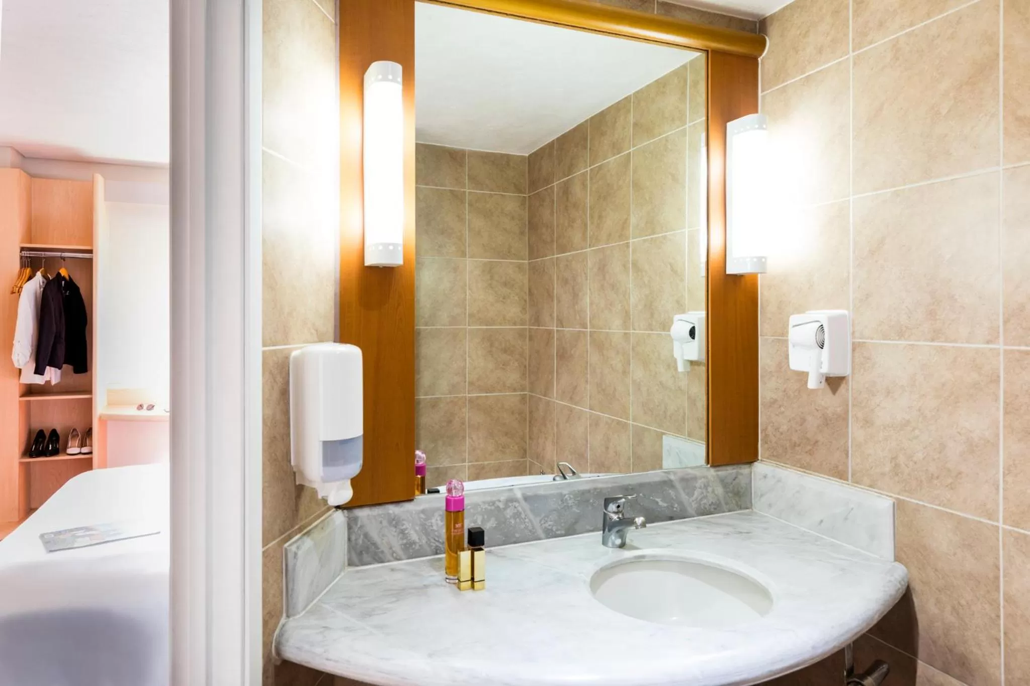 Toilet in Ibis Guadalajara Expo