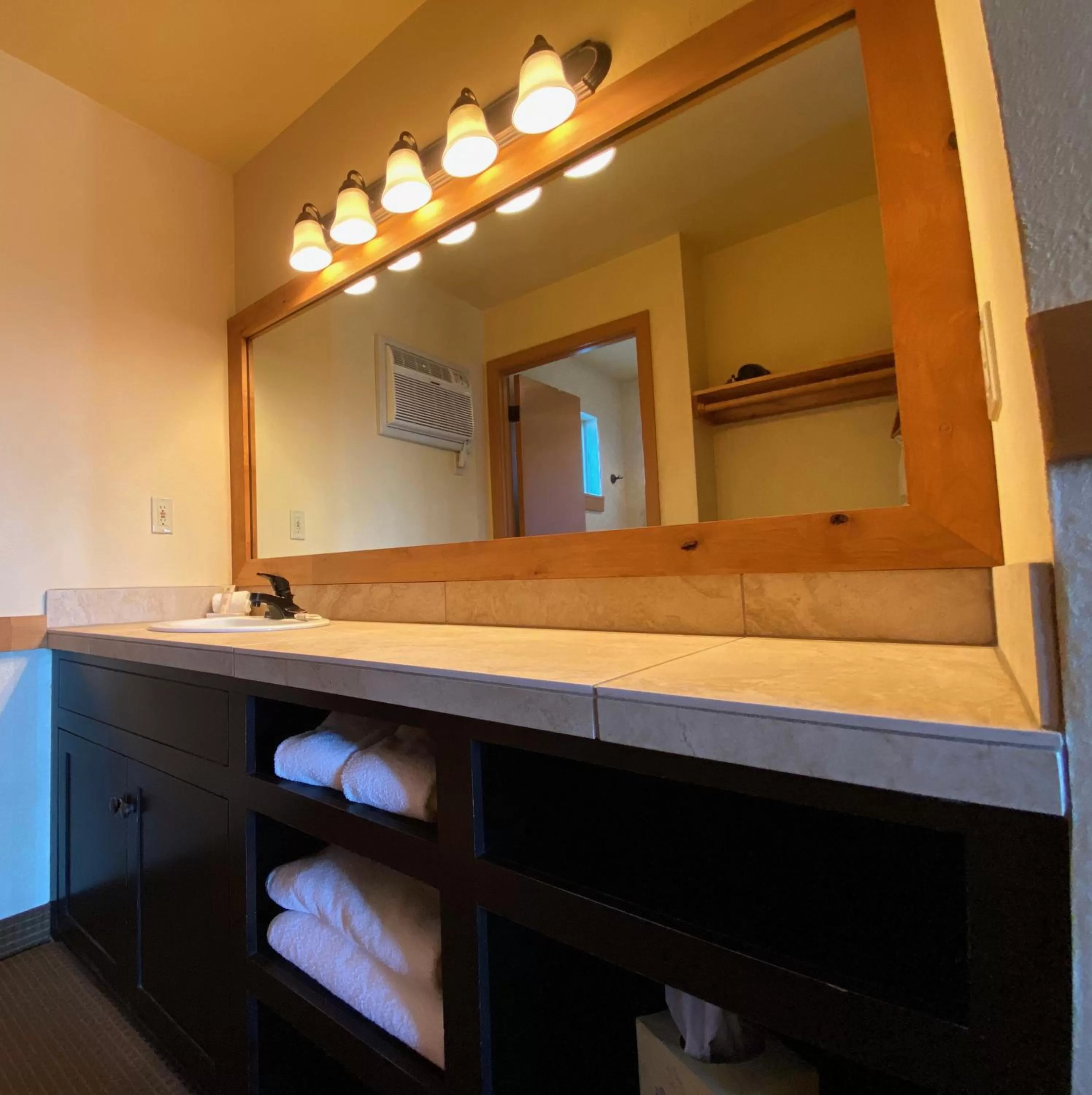 Bathroom in Cousin's Country Inn