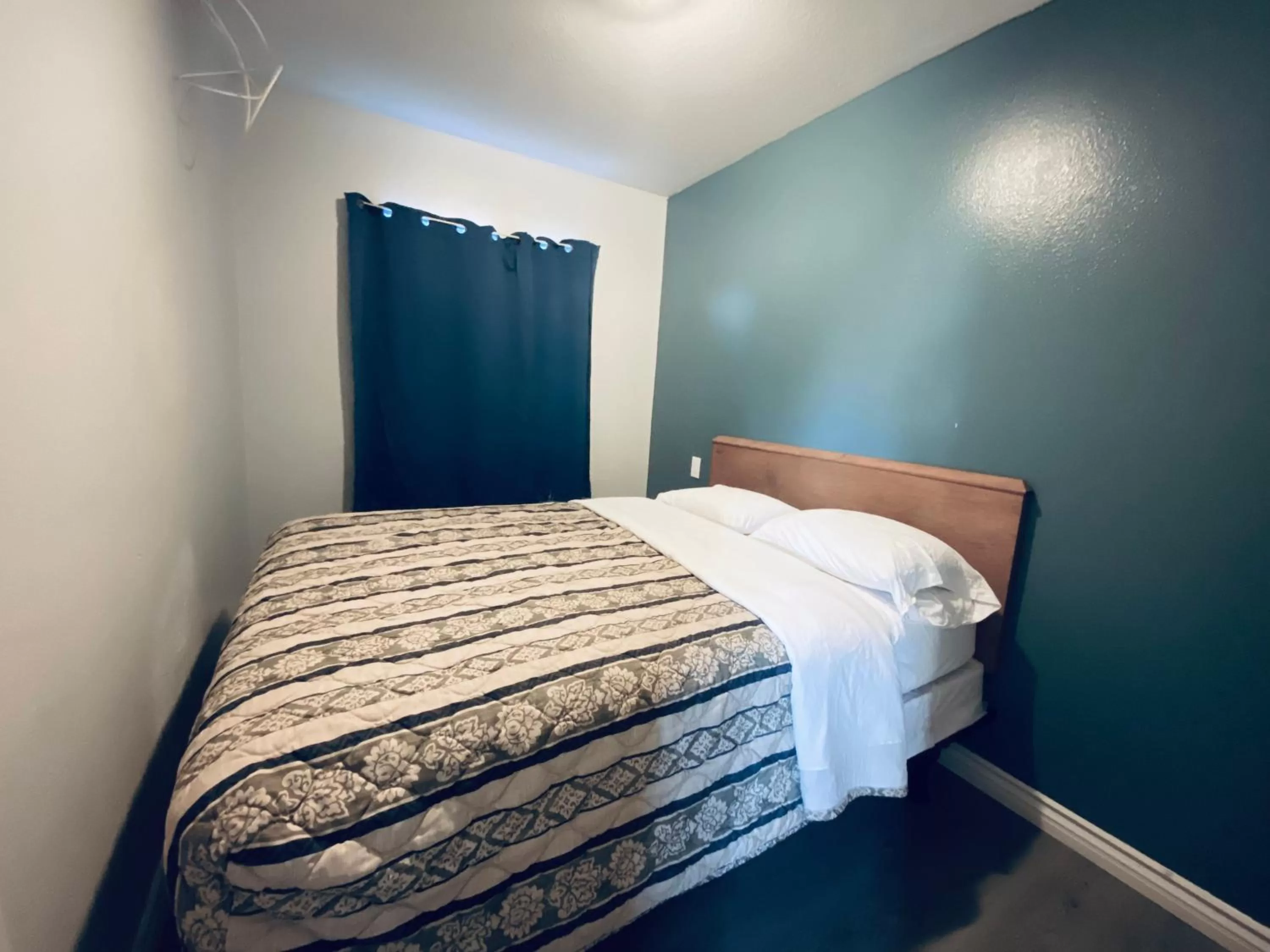 Bedroom, Bed in Sands Inn