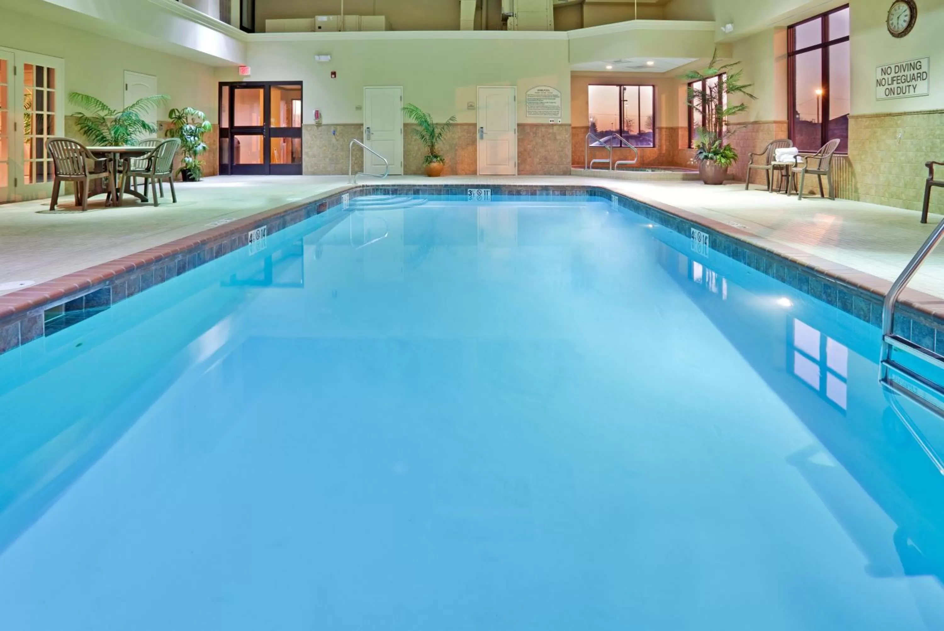 Swimming pool in Holiday Inn Express Hotel & Suites Cape Girardeau I-55 by IHG