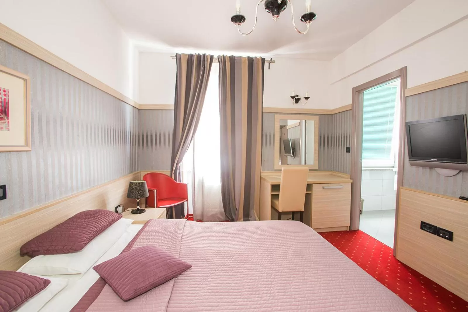 Shower, Bed in Hotel Galija