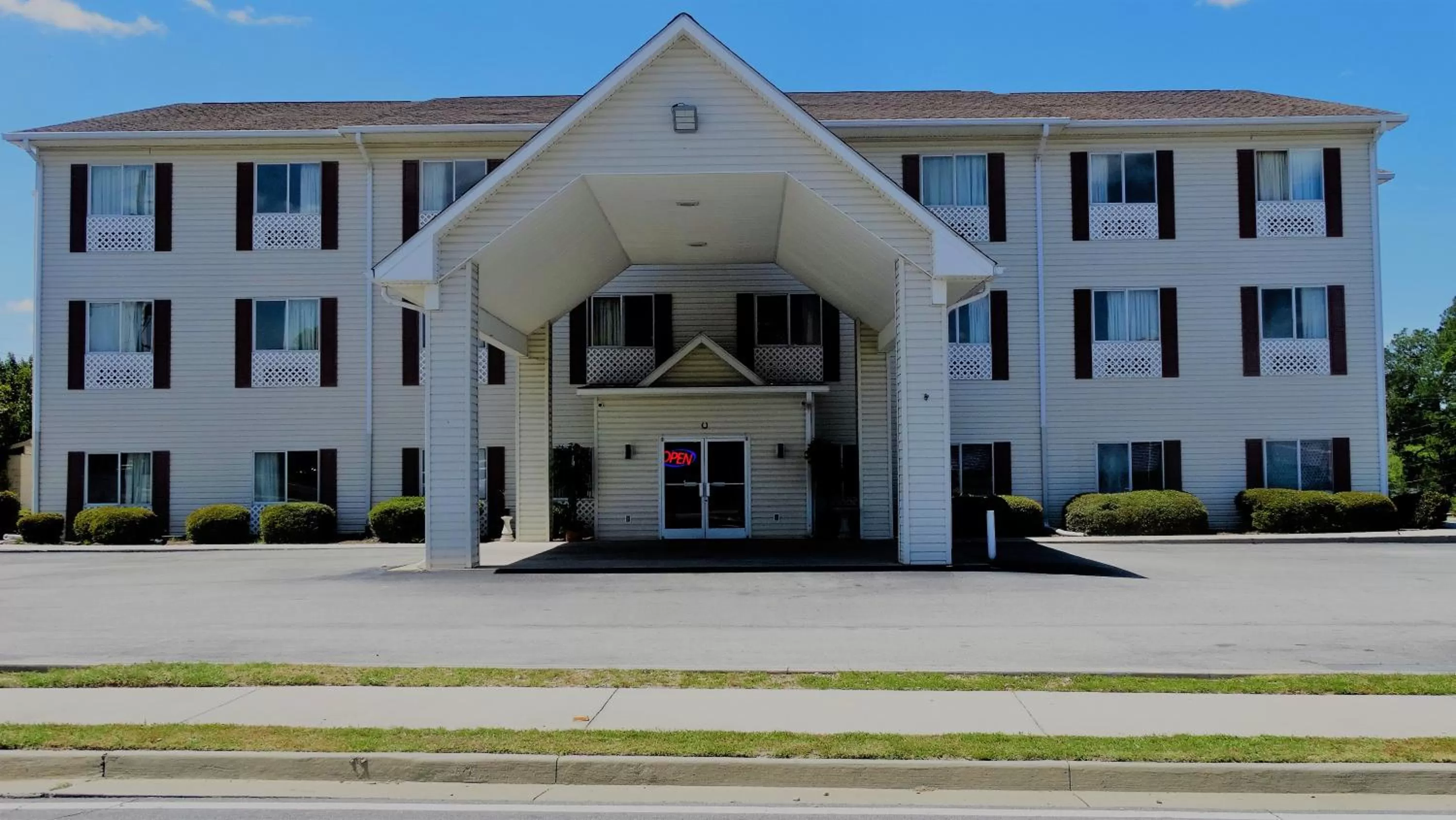 Property building in Oak Tree Inn & Suites