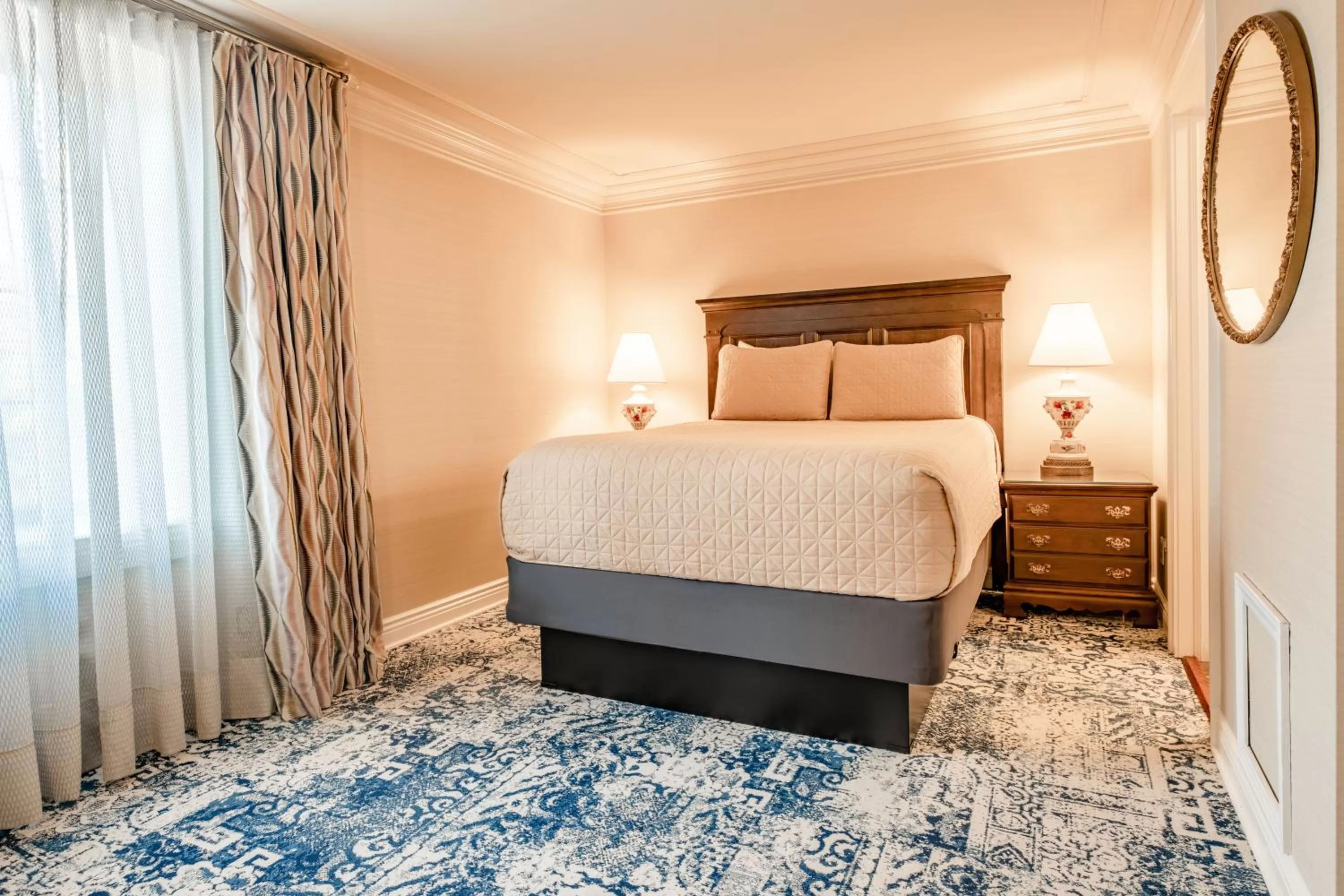 Bedroom, Bed in Red Coach Inn