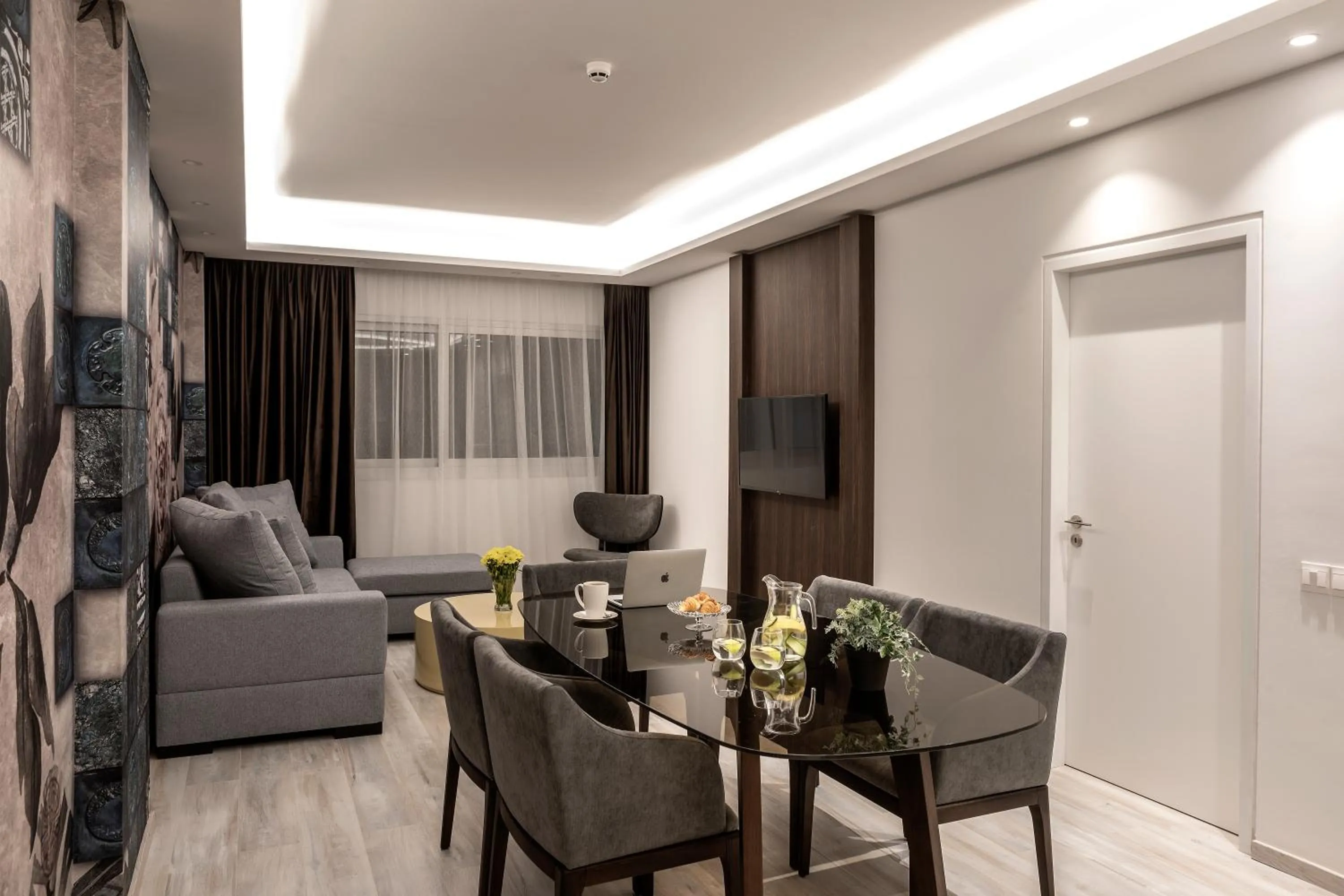 TV and multimedia in Almond Business Hotel