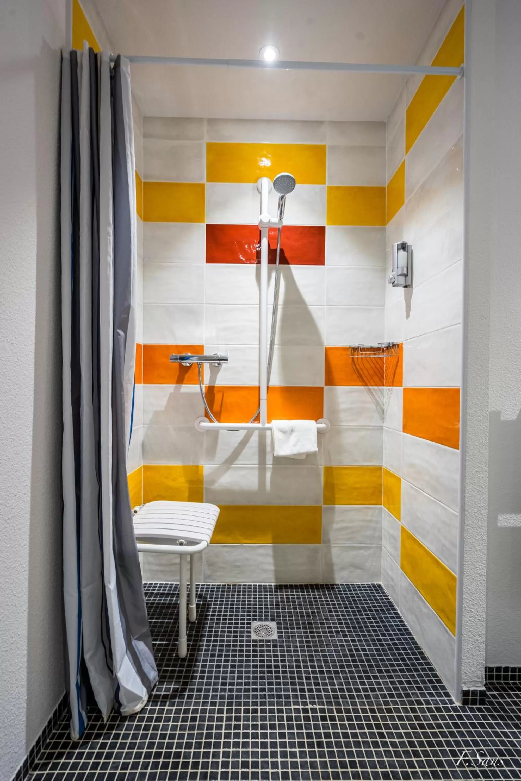 Shower in The Originals Access, Hôtel Innostar