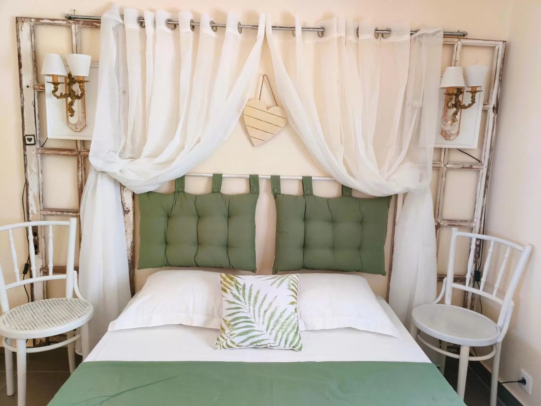 Bed in Hôtel Le Soleil Couchant